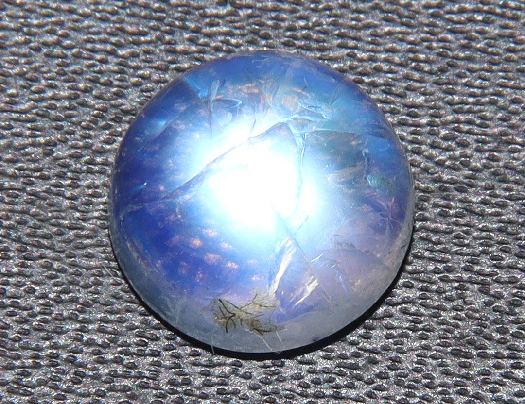 AAA Qaulity 3.06 Cts Natural Rainbow Moonstone: No Reserve! Title: AAA Qaulity 3.06 Cts Natural Rainbow Moonstone Additional Information: Gemstone : Natural Rainbow Moonstone Shape : Round Cabochan Weight : 3.06 carats Measurements : 9x9 mm, Color