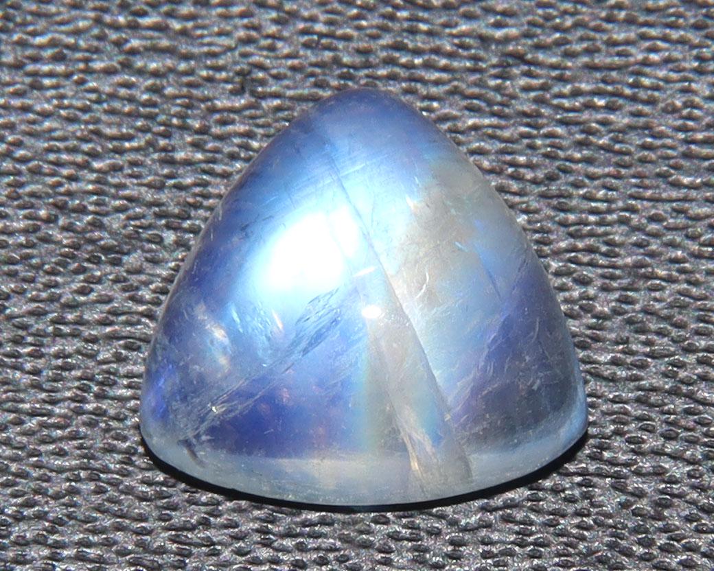 AAA Qaulity 2.76 Cts Natural Rainbow Moonstone: No Reserve! Title: AAA Qaulity 2.76 Cts Natural Rainbow Moonstone Additional Information: Gemstone : Natural Rainbow Moonstone Shape : Trillion Cabochan Weight : 2.76 carats Measurements : 9x9 mm Colo