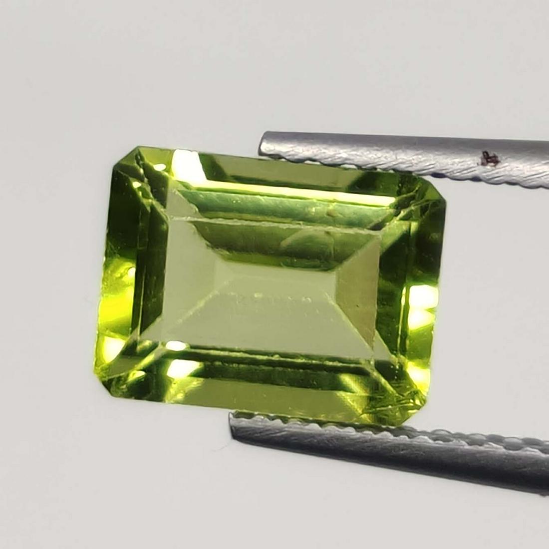 1.75 Ct "Good Color" Natural Pakistan Peridot: No Reserve! Title: 1.75 Ct "Good Color" Natural Pakistan Peridot Additional Information: Gemstones: Natural Peridot Carat Weights: 1.75 ct Size/Dimensions: 8 X 6 mm Origin : Pakistan Shipping: Domesti