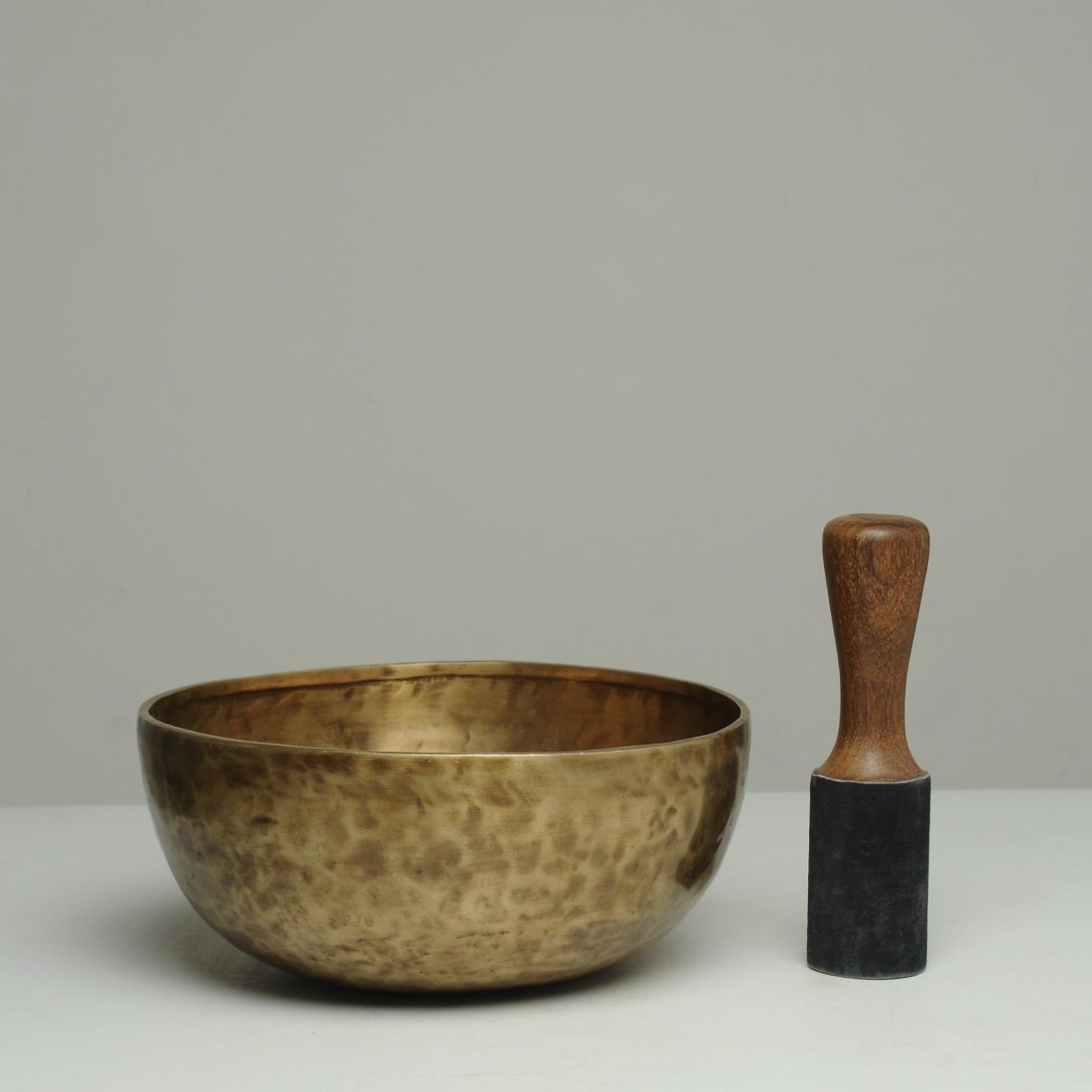 Tibetan Copper Chanting Bowl - Meditation, Religious Ceremony,Buddhism: Title: Tibetan Copper Chanting Bowl - Meditation, Religious Ceremony,BuddhismOrigin: Asian private collectionDate: 19th CDescription: Size: 27x27x12 cmA copper handcrafted Tibetan singing bowl with a 