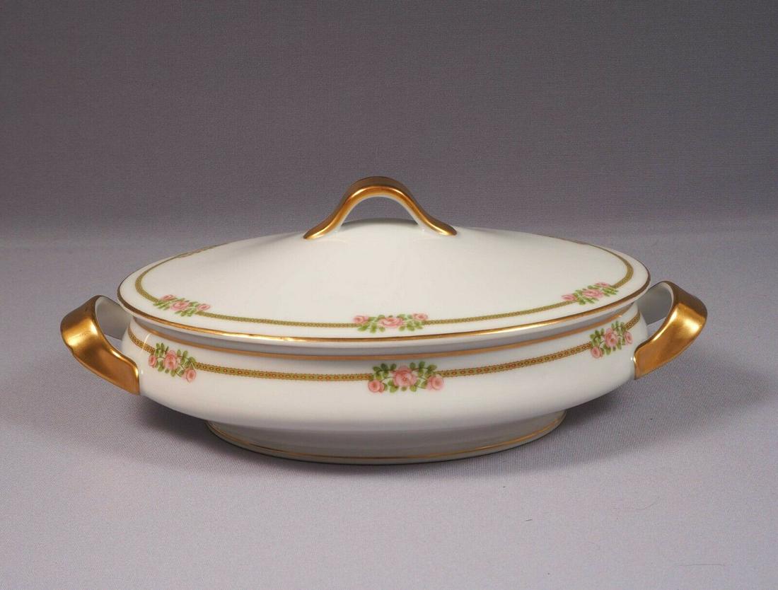 Limoges HAVILAND France Covered Vegetable Soup Tureen Roses Richmond: This is a rare and gorgeous Serving Vegetable Bowl/Soup Tureen. It is made in Limoges, France by Theodore Haviland . The pattern is Richmond pattern Pieces of this pattern were made between the 1880's