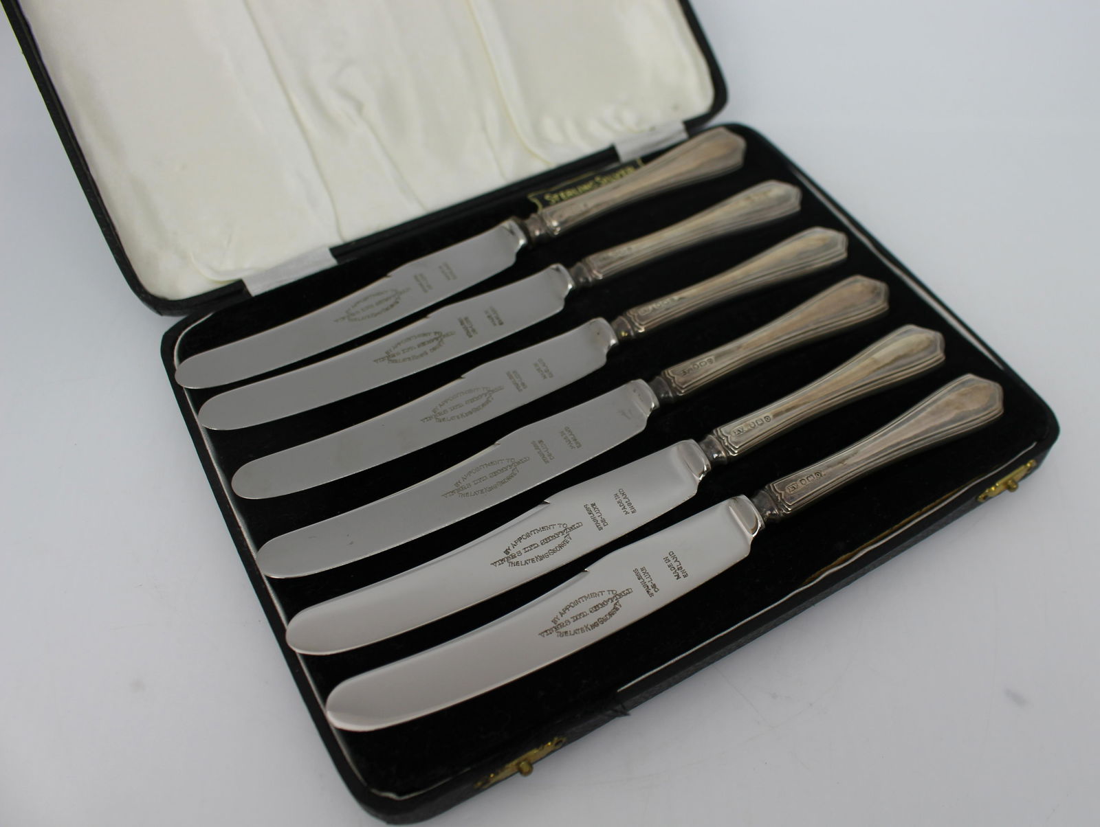 Cased Set of 6 Dessert Knives Sheffield 1931: Cased Set of 6 Dessert Knives Sheffield 1931 Length: 18 cm. Weight: 26.0 g. Silver handles, fully hallmarked. Stainless steel blades. Original presentation case Good original condition Reserve: $74.00