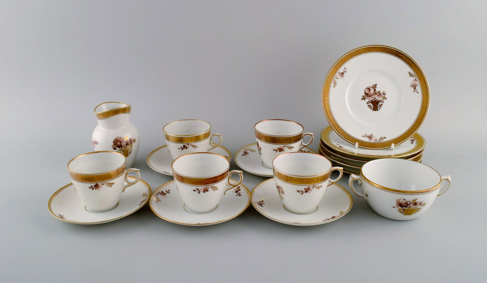 Royal Copenhagen Golden Basket coffee service for five people.: Royal Copenhagen Golden Basket coffee service for five people. Consisting of five coffee cups with saucers (595/9069), five plates and sugar bowl and creamer. The cup measures: 7 x 6 cm. Saucer diamet