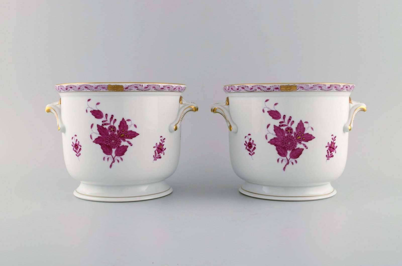 Herend Chinese Bouquet Raspberry. Two wine coolers in hand-painted porcelain modeled with handles.: Herend Chinese Bouquet Raspberry. Two wine coolers in hand-painted porcelain modeled with handles. Pink flowers and gold decoration. Mid-20th century. Measures: 20 x 14 cm. In excellent condition. Sta