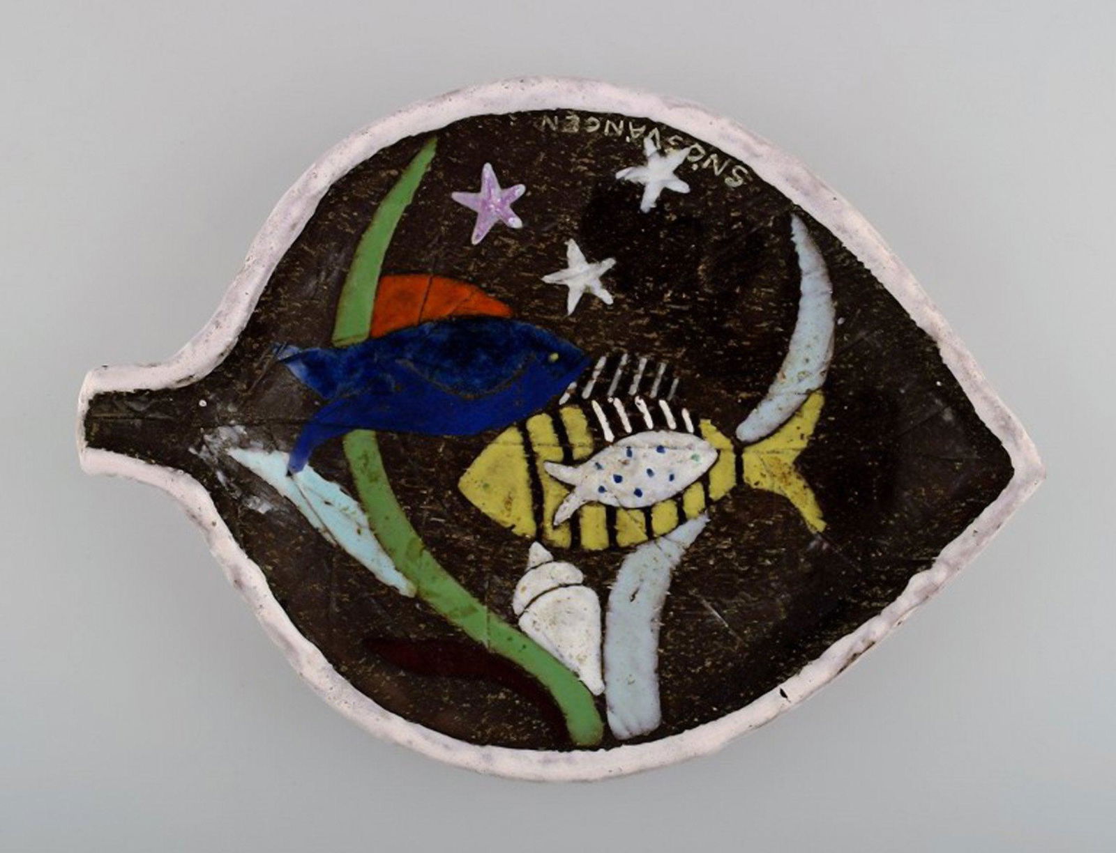 Anna-Lisa Thomson for Upsala-Ekeby ceramic bowl.: Anna-Lisa Thomson for Upsala-Ekeby ceramic bowl decorated with fish. Sweden mid. 20 c. In perfect condition. Measures 33 cm. X 25 cm. X 5 cm. Stamped: UE Alt. Reserve: $294.00 Shipping: Domestic: Ship