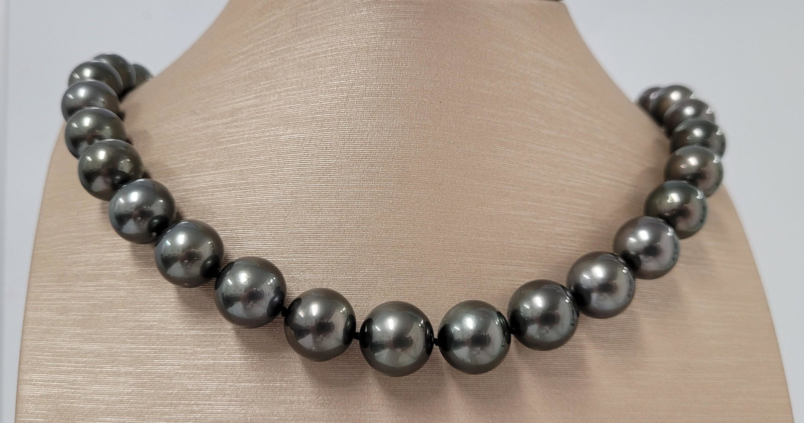 Certified Black-Green Tahitian Pearls - 11x12.9mm Tahitian Pearls - Necklace: Title: Certified Black-Green Tahitian Pearls - 11x12.9mm Tahitian Pearls - Necklace Description: This necklace is in the category of the Tahitian Pearls according to the tested results and the P.S.L c