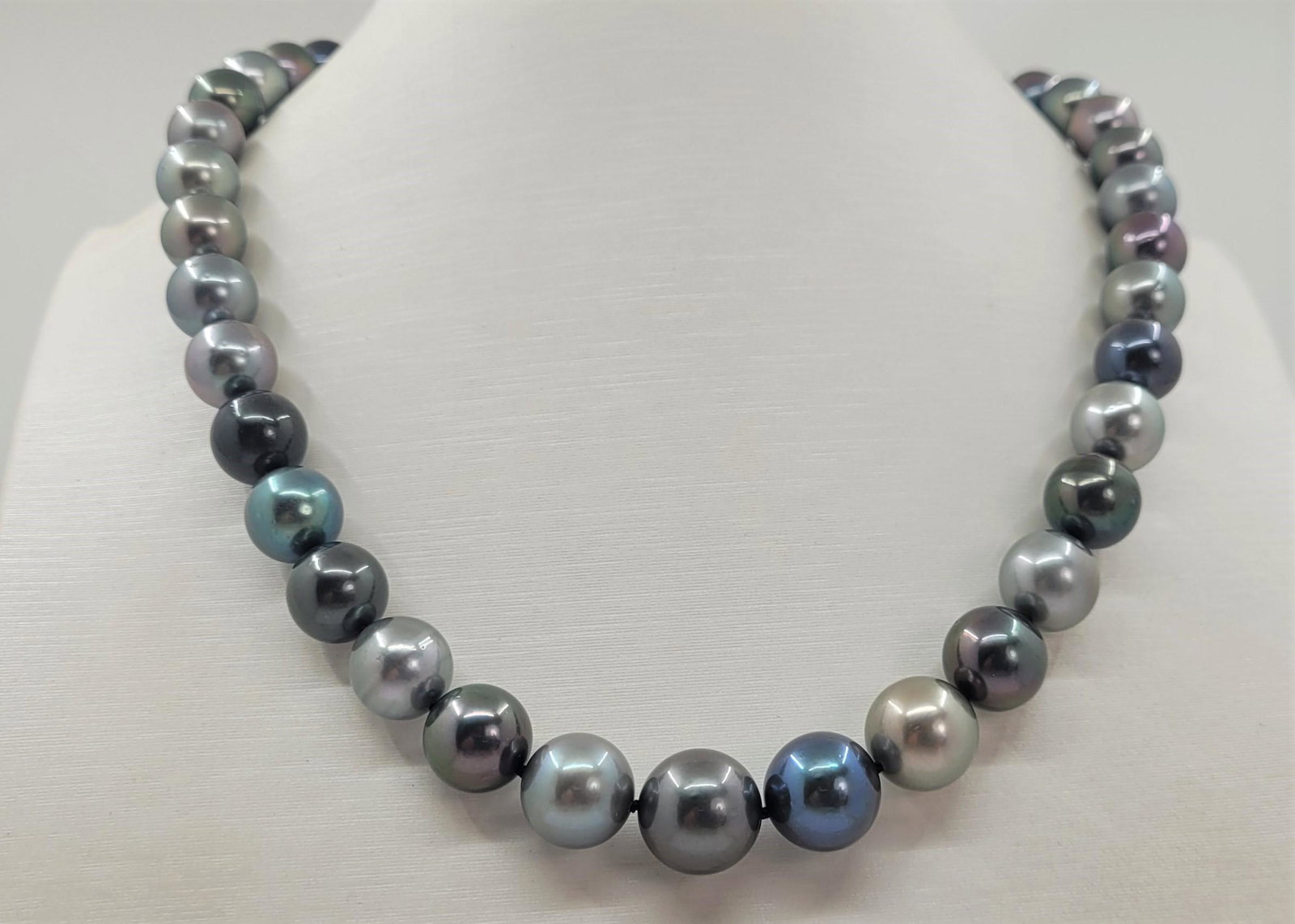 Certified Aurora Peacock - 8.0x11.9mm Multi Tahitian Pearls: Title: Certified Aurora Peacock - 8.0x11.9mm Multi Tahitian Pearls Description: Special Appellation: Aurora Peacock This necklace is in the category of the strongest Teri according to the tested resul