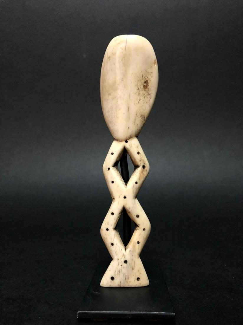 Lega Bone Figural Spoon, Democratic Republic of the Congo: Title: Lega Bone Figural Spoon, Democratic Republic of the Congo Description: Lega Bone Figural Spoon, Democratic Republic of the Congo, Combined shipping possible. 13,5 x 3,5 x 1 cm Reserve: $80.00 S