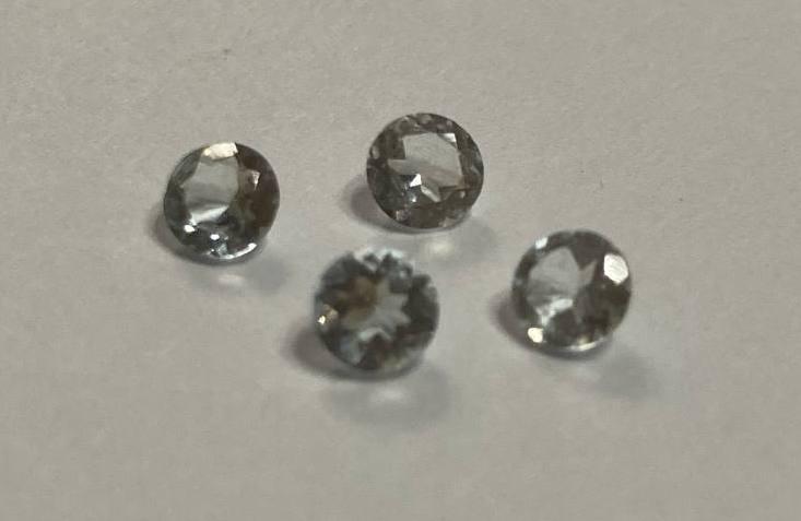 Lot of 4 Pcs Natural Zircon 0.85tcw Round White VVS: Title: Lot of 4 Pcs Natural Zircon 0.85tcw Round White VVS Additional Information: 1 x Lot of 4 Pcs Natural Zircon 0.85tcw Round White VVS - Shape: Round - Weight: 0.85tcw - Colour: White - Clarity: V