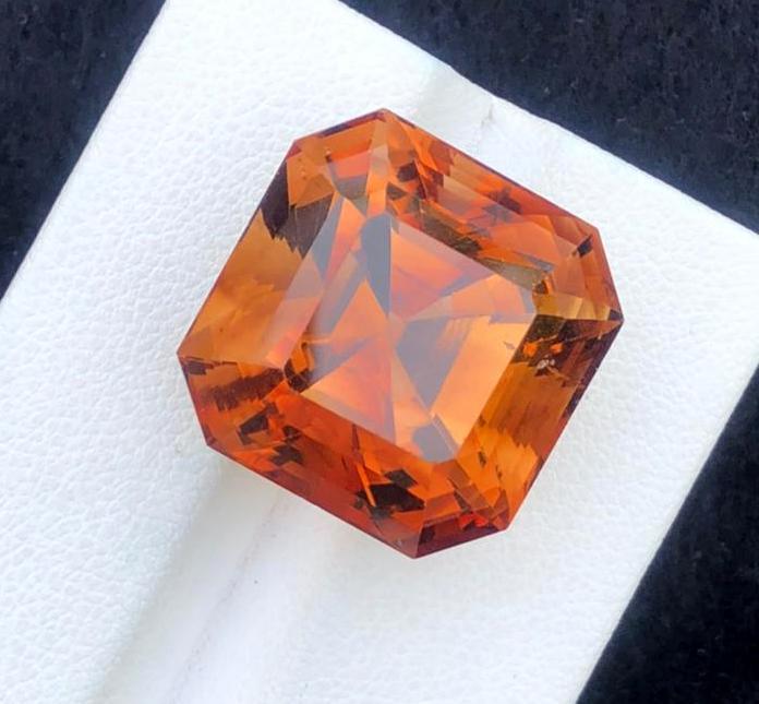 41 Carats Beautiful Topaz Assher from Skardo Pakistan: Title: 41 Carats Beautiful Topaz Assher from Skardo Pakistan Origin: Pakistan Gemstones: Topaz Carat Weights: 41 Carats Size/Dimensions: 18x18x15 MM Additional Information: Heated Reserve: $300.00 Shi