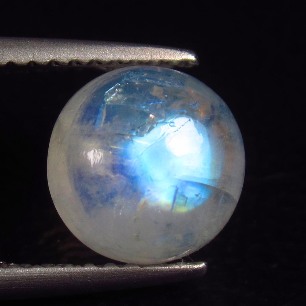 Natural Blue Moonstone - 2.46 Ct: No Reserve! Title: Natural Blue Moonstone - 2.46 Ct Origin: India Weight: 2.46 Size/Dimensions: 8.0 x 8.0 x 4.6 mm Additional Information: Pieces : 1 No's / Shape : Round Cab / Color : Blue Tint / Cla