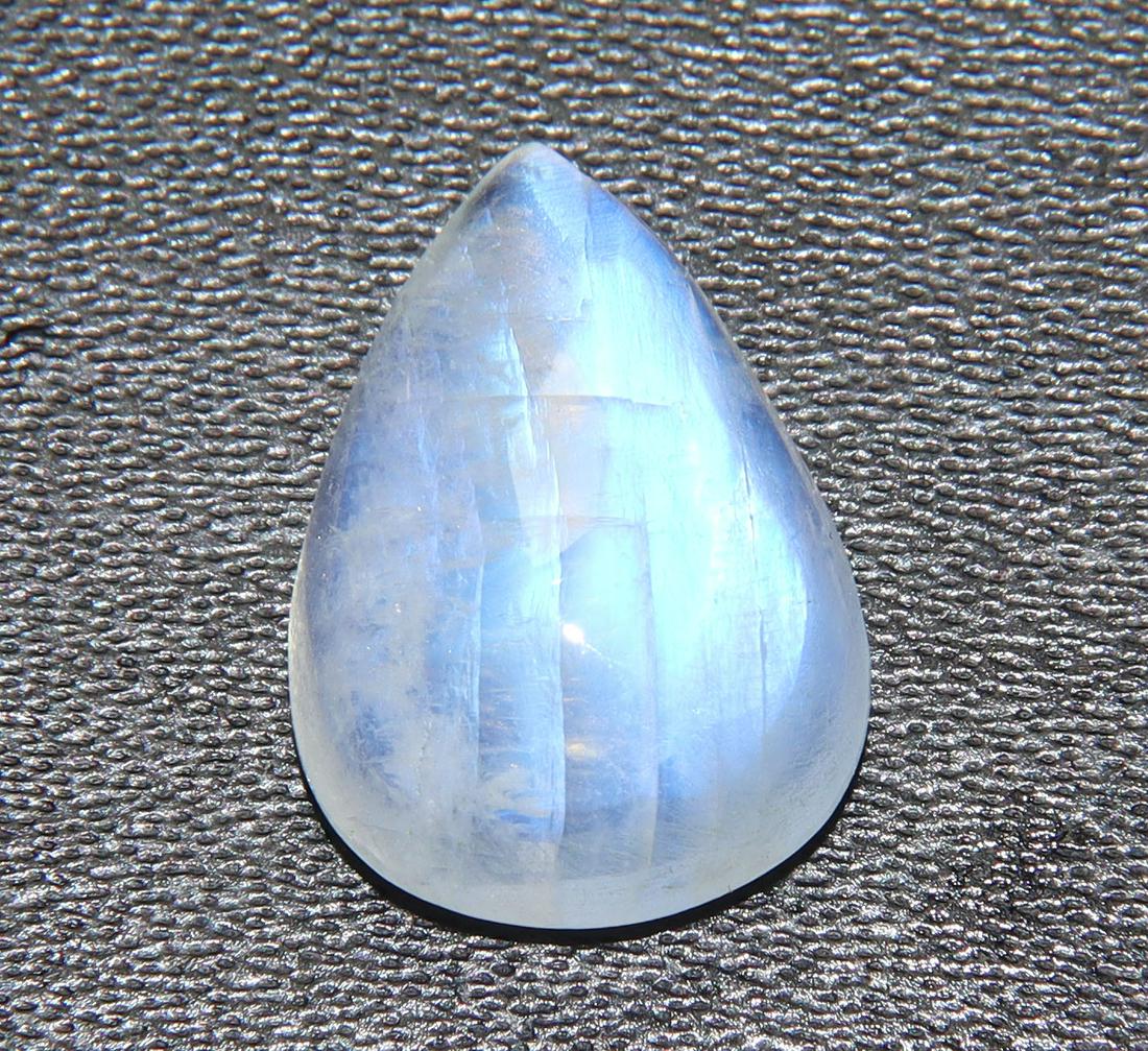Blue flashy 4.58 Cts Natural Rainbow Moonstone: No Reserve! Title: Blue flashy 4.58 Cts Natural Rainbow Moonstone Additional Information: Gemstone : Natural Rainbow Moonstone Shape : Pear Cabochan Weight : 4.58 carats Measurements : 14x10 mm, Color