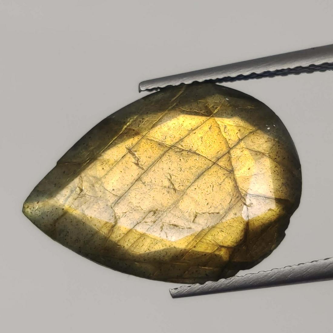 9.50 Ct Natural Faceted Labradorite: No Reserve! Title: 9.50 Ct Natural Faceted Labradorite Additional Information: Gemstones: Natural Labradorite Carat Weights: 9.50 ct Size/Dimensions: 18 X 13 X 7 mm Materials & Techniques: Labradorite