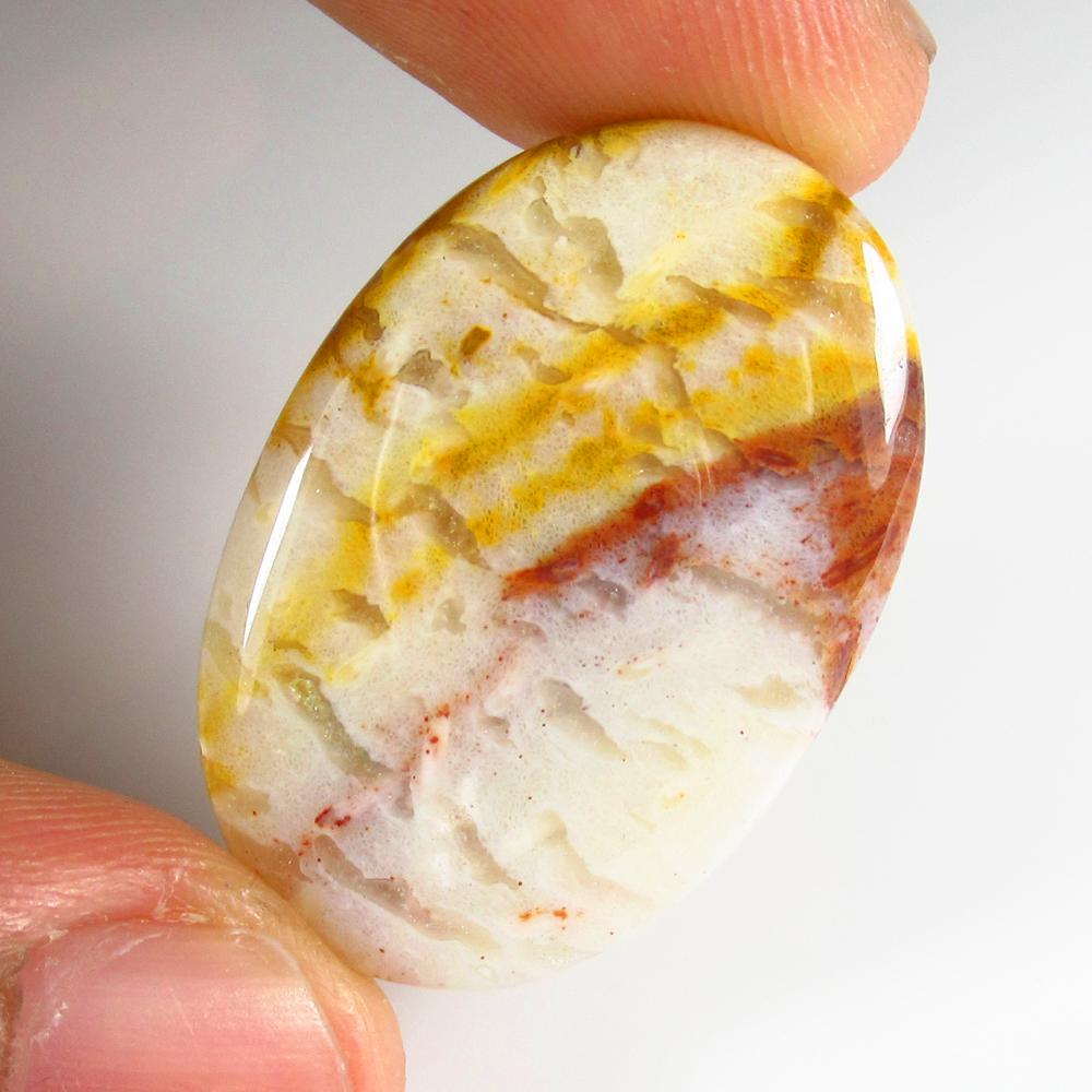 Natural Jasper Quartz - 22.11Ct: No Reserve! Title: Natural Jasper Quartz - 22.11Ct Origin: Brazil Weight: 22.11 Size/Dimensions: 30.0 x 21.0 x 5.0 mm Additional Information: Pieces : 1 No's / Shape : Oval Cabochon / Color : White/ C