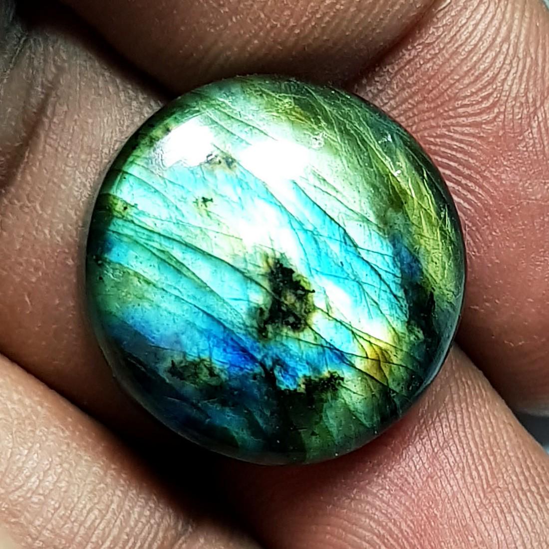 24.30 Ctz Natural Labradorite: No Reserve! Title: 24.30 Ctz Natural Labradorite Color/Clarity: Bluish Green / Semi Transparent Gemstones: Labradorite Carat Weights: 24.3 Size/Dimensions: 19.80 x 19.80 x 6.90 Additional Information: