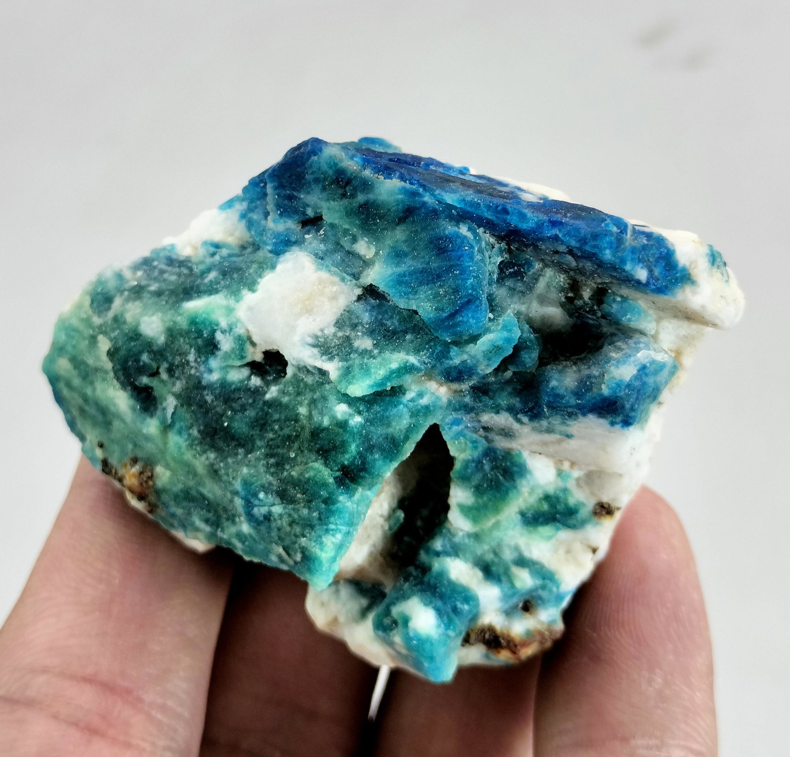 59 Gram Beautiful Rare Natural Sodalite Specimen: Title: 59 Gram Beautiful Rare Natural Sodalite Specimen Treatment: Natural Weight: 59 Gram Size/Dimensions: 57x43x30 mm Origin: Afghanistan Reserve: $15.00 Shipping: Domestic: Flat-rate of $15.00 to