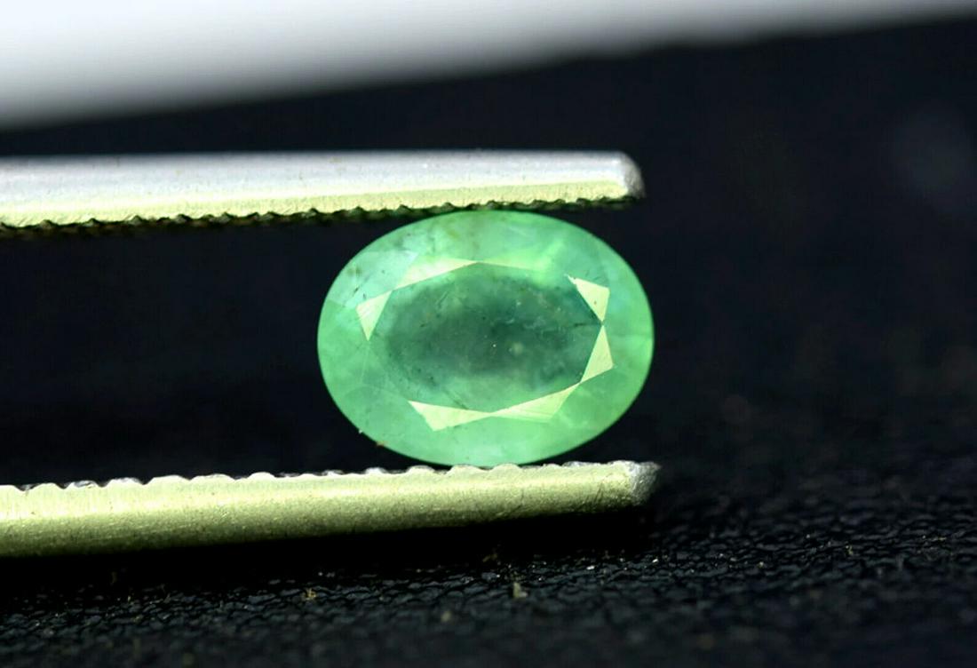 Emerald, 1.40 Carats Oval Cut Natural Zambian Emerald Gemstone (1 of 2)