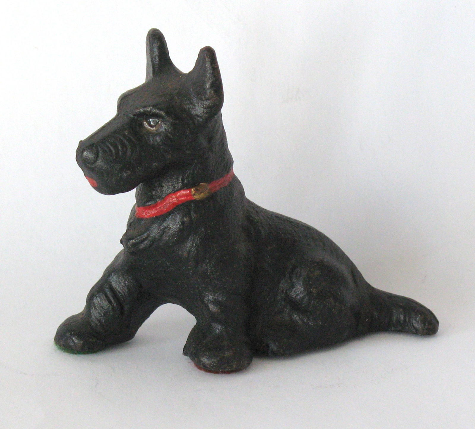 Antique cast iron Scottie dog paper weight. (1 of 3)