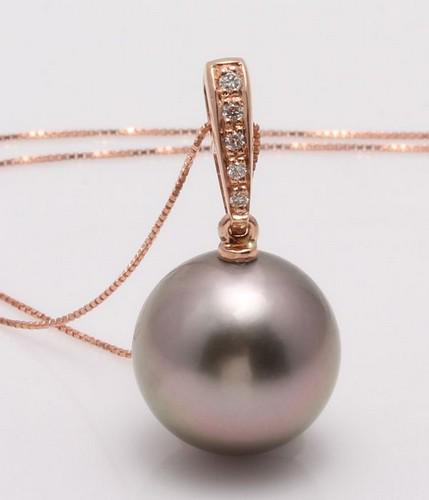 14 kt. Rose Gold - 12x13mm Round Tahitian Pearl - Necklace with Pendant - 0.04 ct: Title: 14 kt. Rose Gold - 12x13mm Round Tahitian Pearl - Necklace with Pendant - 0.04 ct Description: Emerging from the tropical lagoons of French Polynesia, this Tahitian pearl has been hand selected