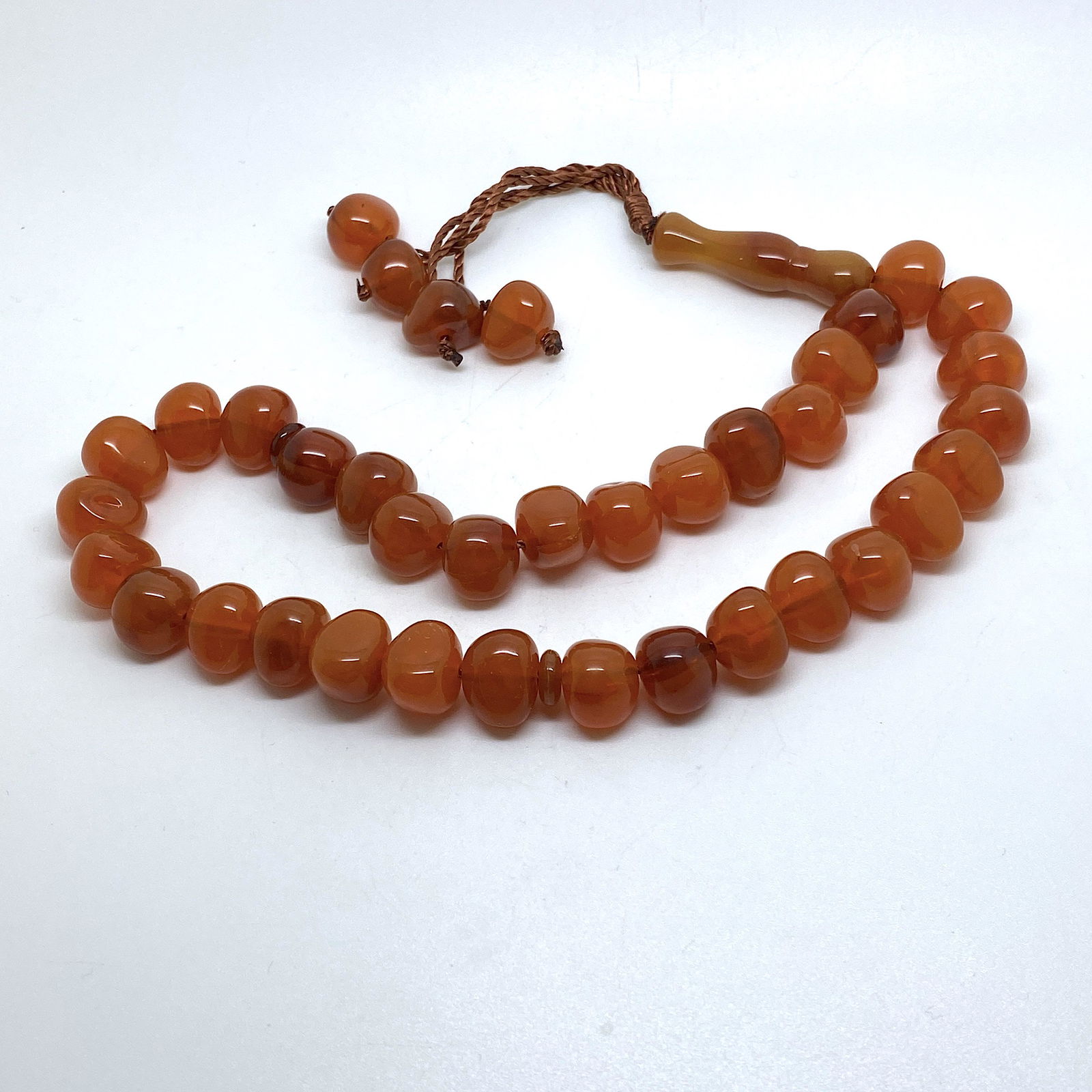 Unique and Remarkable Bakelite Tesbih made from Natural shaped Bakelite beads: Title: Unique and Remarkable Bakelite Tesbih made from Natural shaped Bakelite beads Metal: None Gemstones: Bakelite Weight: 46.2 g Size: Bead size: 14.0 x 13.0 mm Bead size: 0.551 x 0.512 inches Made