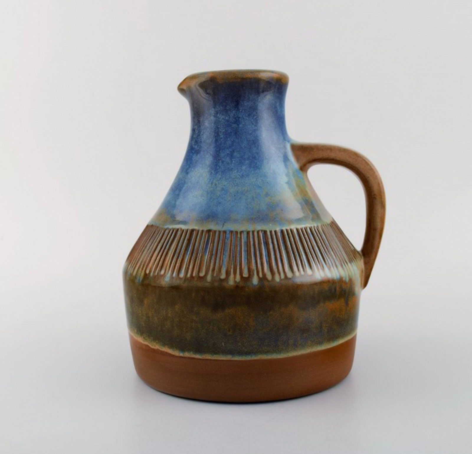 Michael Andersen, Denmark. Large jug in glazed ceramics. Beautiful glaze in blue-brown tones. 1950s.: Michael Andersen, Denmark. Large jug in glazed ceramics. Beautiful glaze in blue-brown tones. 1950s. Measures: 20.5 x 18 cm. In very good condition. Stamped. Reserve: $119.00 Shipping: Domestic: Shipp