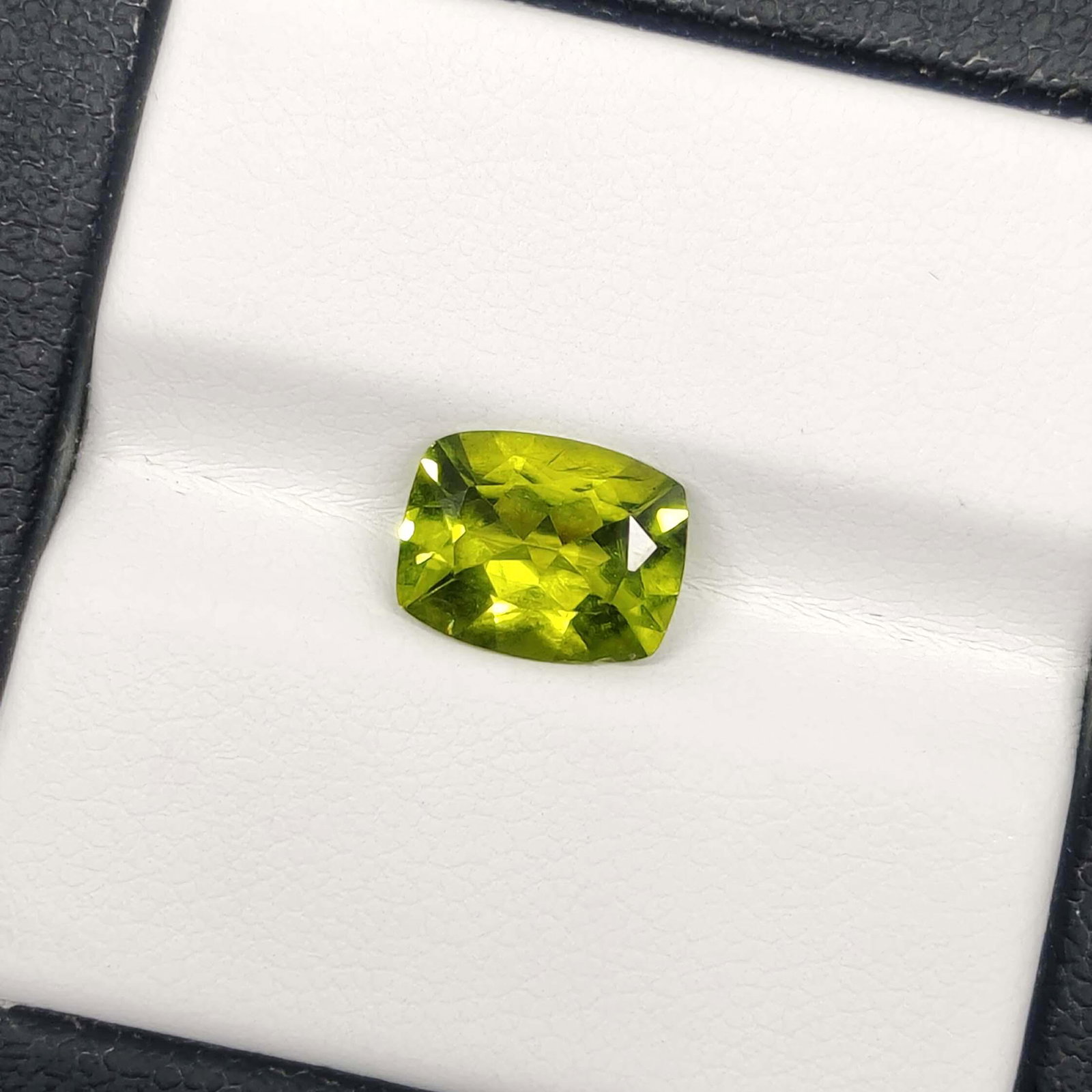 1.85 Ct "Good Color" Natural Pakistan Peridot: No Reserve! Title: 1.85 Ct "Good Color" Natural Pakistan Peridot Description: Gemstones: Natural Peridot Carat Weights: 1.85 ct Size/Dimensions: 9 X 7 mm Origin : Pakistan Gemstone: Peridot Shipping: