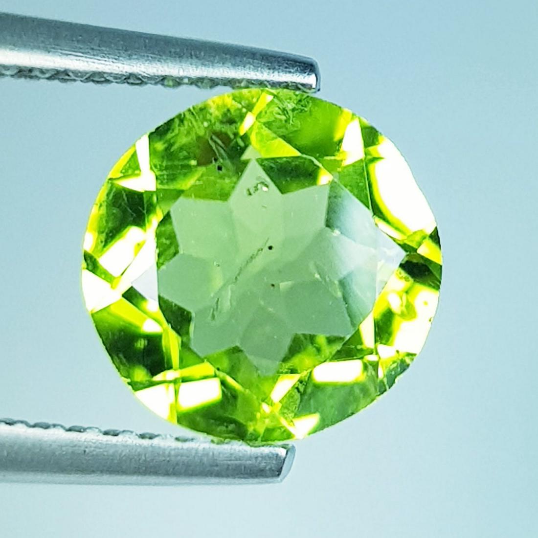 2.21 ctz " Stunning Green " Natural Pakistan Peridot: No Reserve! Title: 2.21 ctz " Stunning Green " Natural Pakistan Peridot Color/Clarity: Green / VVS Gemstones: Peridot Carat Weights: 2.21 Size/Dimensions: 8.60 x 8.60 x 4.30 Additional Information: Ro