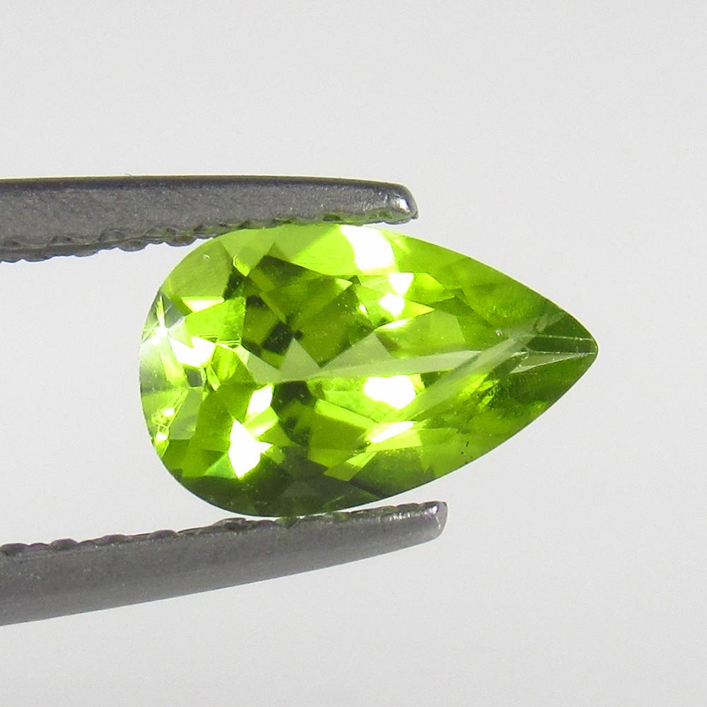 Natural Green Peridot - 0.89 Ct: No Reserve! Title: Natural Green Peridot - 0.89 Ct Origin: Pakistan Weight: 0.89 Size/Dimensions: 8.0 x 5.0 x 3.5 mm Additional Information: Pieces : 1 No's / Shape : Pear Cut / Color : Green / Clarit