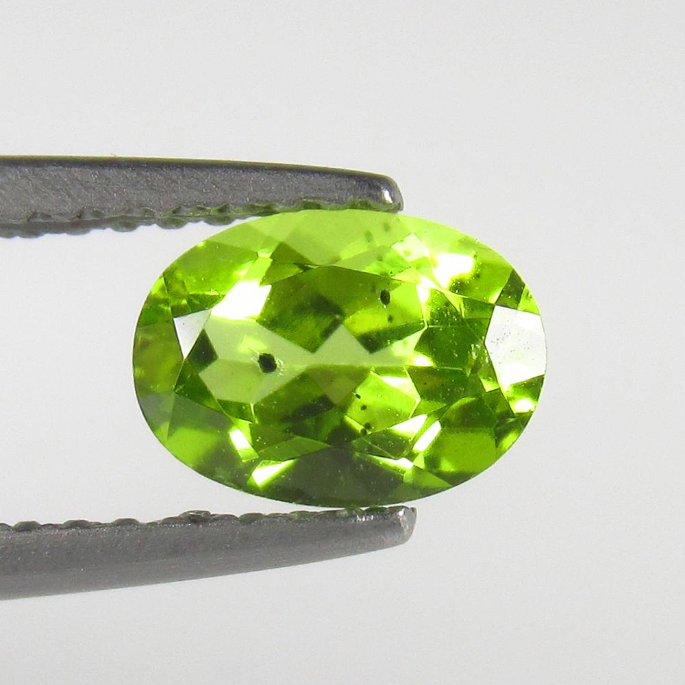 Natural Green Peridot - 1.00 Ct: No Reserve! Title: Natural Green Peridot - 1.00 Ct Origin: Pakistan Weight: 1 Size/Dimensions: 7.2 x 5.2 x 3.8 mm Additional Information: Pieces : 1 No's / Shape : Oval Cut / Color : Green / Clarity :