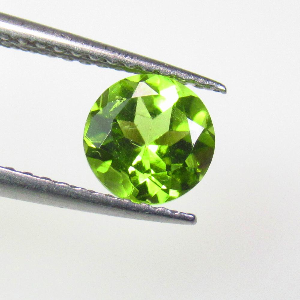 1.01 Ctw Natural Pakistan Peridot Round Cut: No Reserve! Title: 1.01 Ctw Natural Pakistan Peridot Round Cut Stone Clarity: VVS Gemstones: Natural Peridot Carat Weights: 1.01 Size/Dimensions: 6.00 x 6.00 x 4.00 mm Additional Information: Top Clas