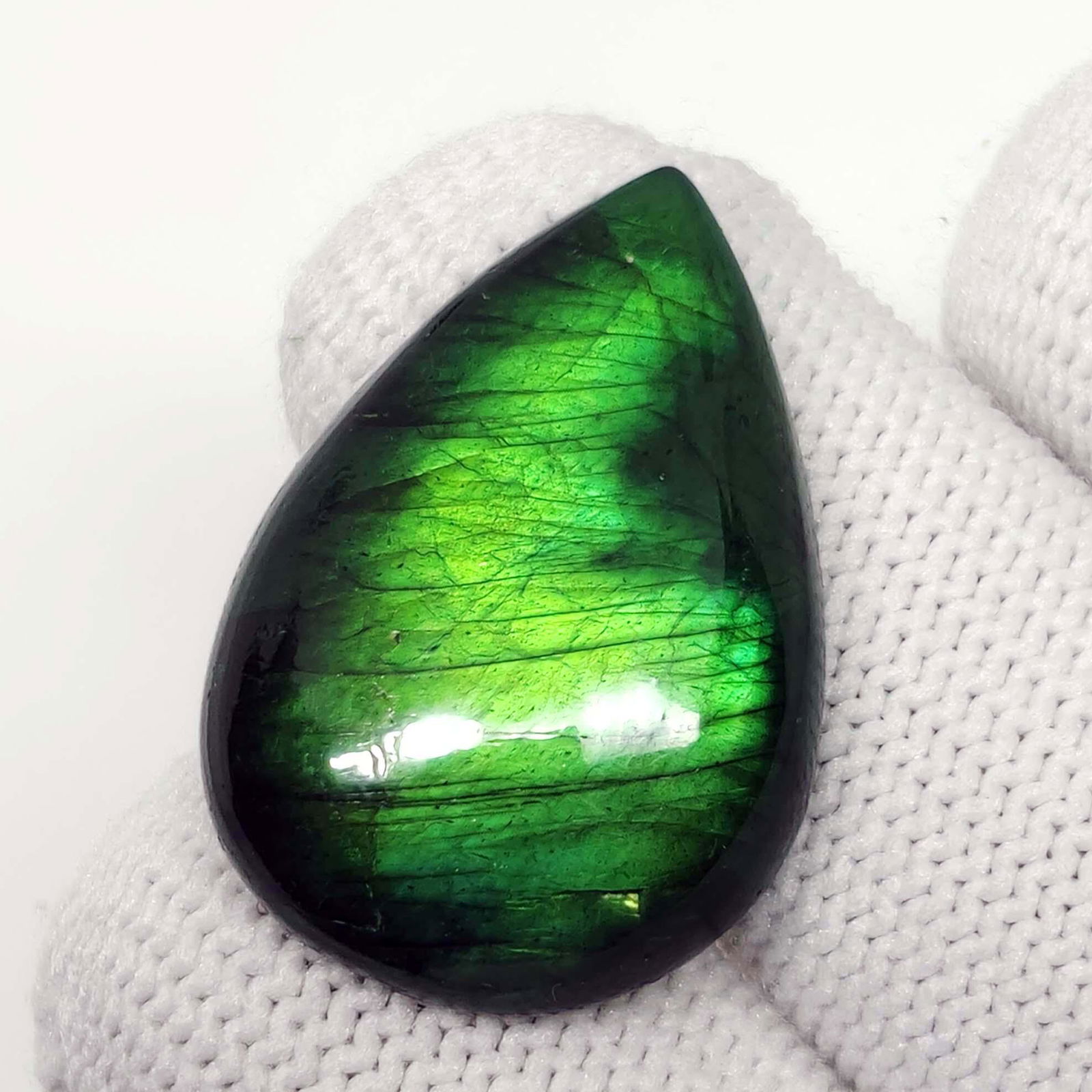 27.55 Ct "Stunning" Green Fire Labradorite: No Reserve! Title: 27.55 Ct "Stunning" Green Fire Labradorite Description: Gemstones: Natural Labradorite Carat Weights: 27.55 ct Size/Dimensions: 28 X 20 X 7 mm Treatment: Color Dyed Gemstone: Labrad