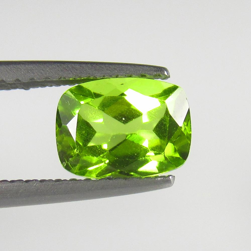 Natural Green Peridot - 1.64 Ct: No Reserve! Title: Natural Green Peridot - 1.64 Ct Origin: Pakistan Weight: 1.64 Size/Dimensions: 8.0 x 6.0 x 4.5 mm Additional Information: Pieces : 1 No's / Shape : Cushion Cut / Color : Green / Cla