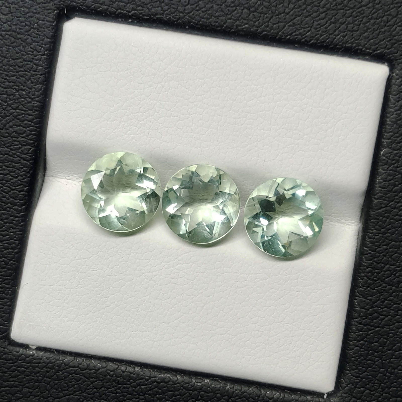 7.05 ct Natural Green Fluorite Lot: No Reserve! Title: 7.05 ct Natural Green Fluorite Lot Description: Gemstones: Natural Green Fluorite Carat Weights: 7.05 ct Size/Dimensions: 8 X 8 mm Gemstone: Fluorite Shipping: Domestic: Flat-ra