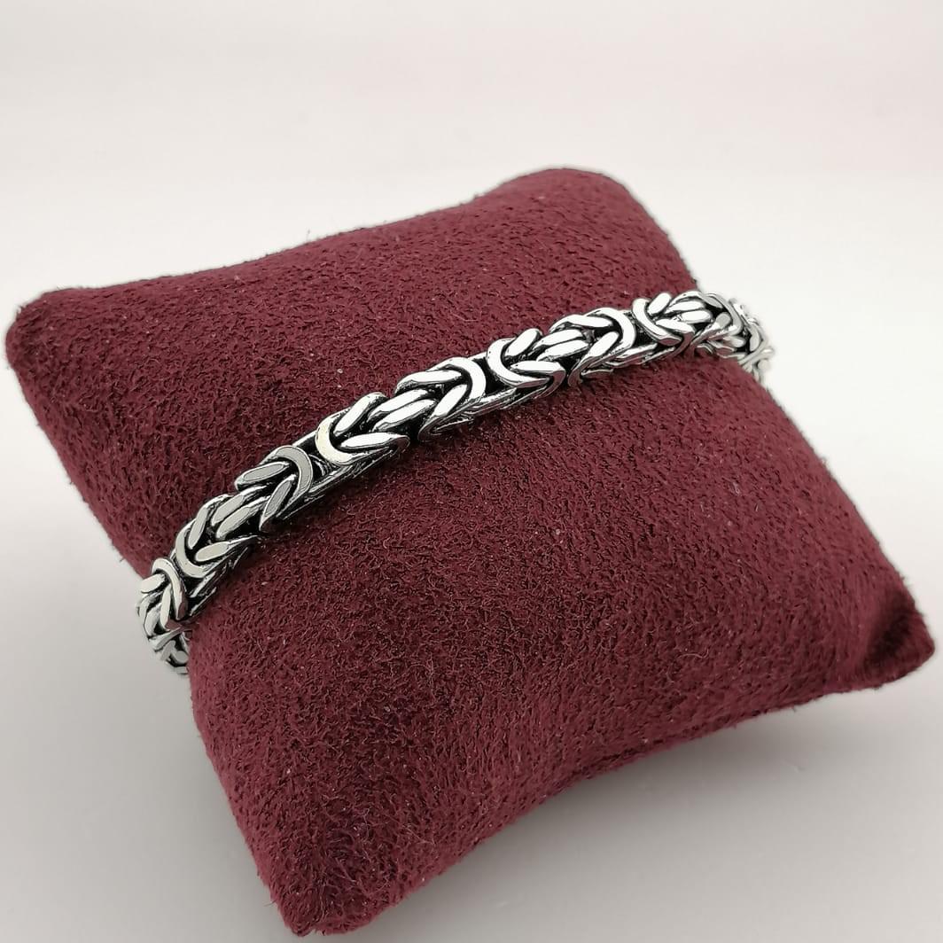 925 Silver Byzanthine King's Men Bracelet: Title: 925 Silver Byzanthine King's Men Bracelet Additional Information: 925 Sterling Silver Square Bracelet -Condition:New -Weight and Size:35g/8.26 in(21cm) Byzantine King's Chain, Koningsketen, K&#