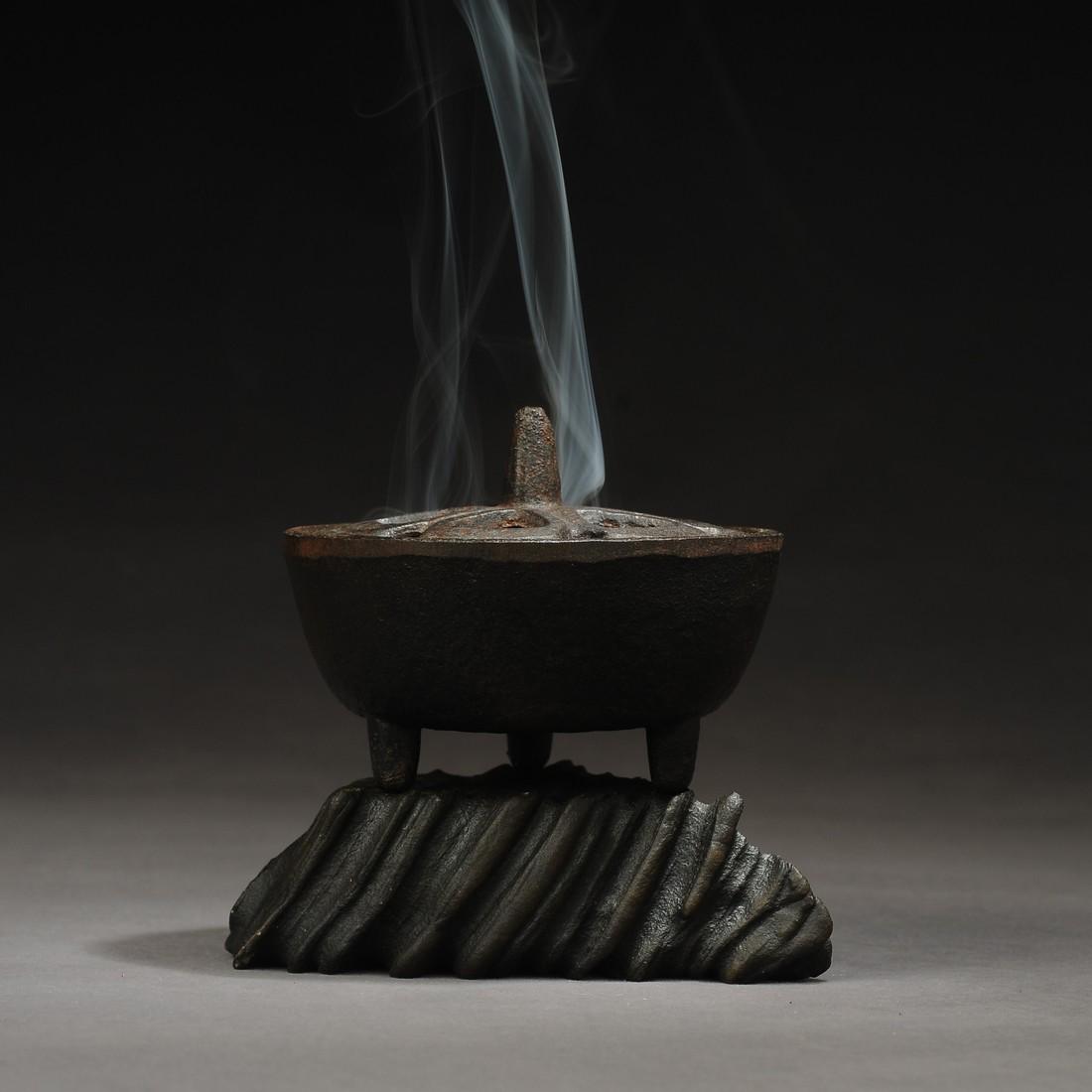 Japanese Showa period bronze incense burner - ore base: Title: Japanese Showa period bronze incense burner - ore base Origin: Asian private collection Date/Period: 20th Description: Size: about 8x8x7 cm, Japanese handmade bronze incense burner with ore bas