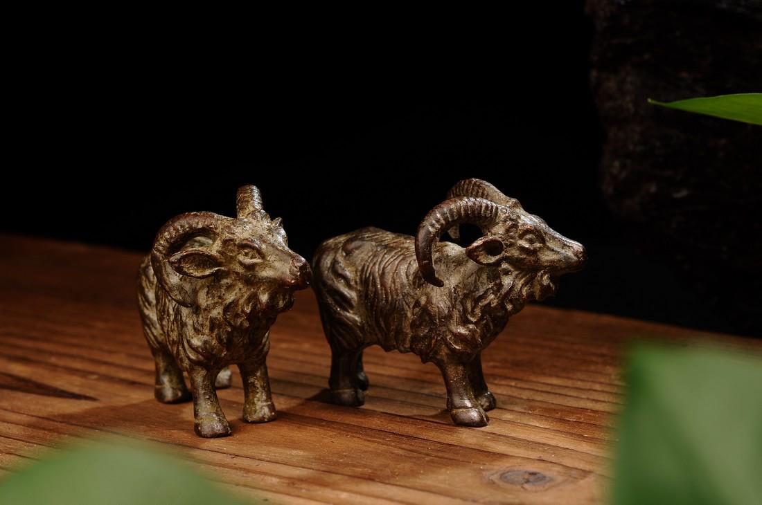 Pair of Japanese Showa period bronze sheep sculptures (1 of 11)