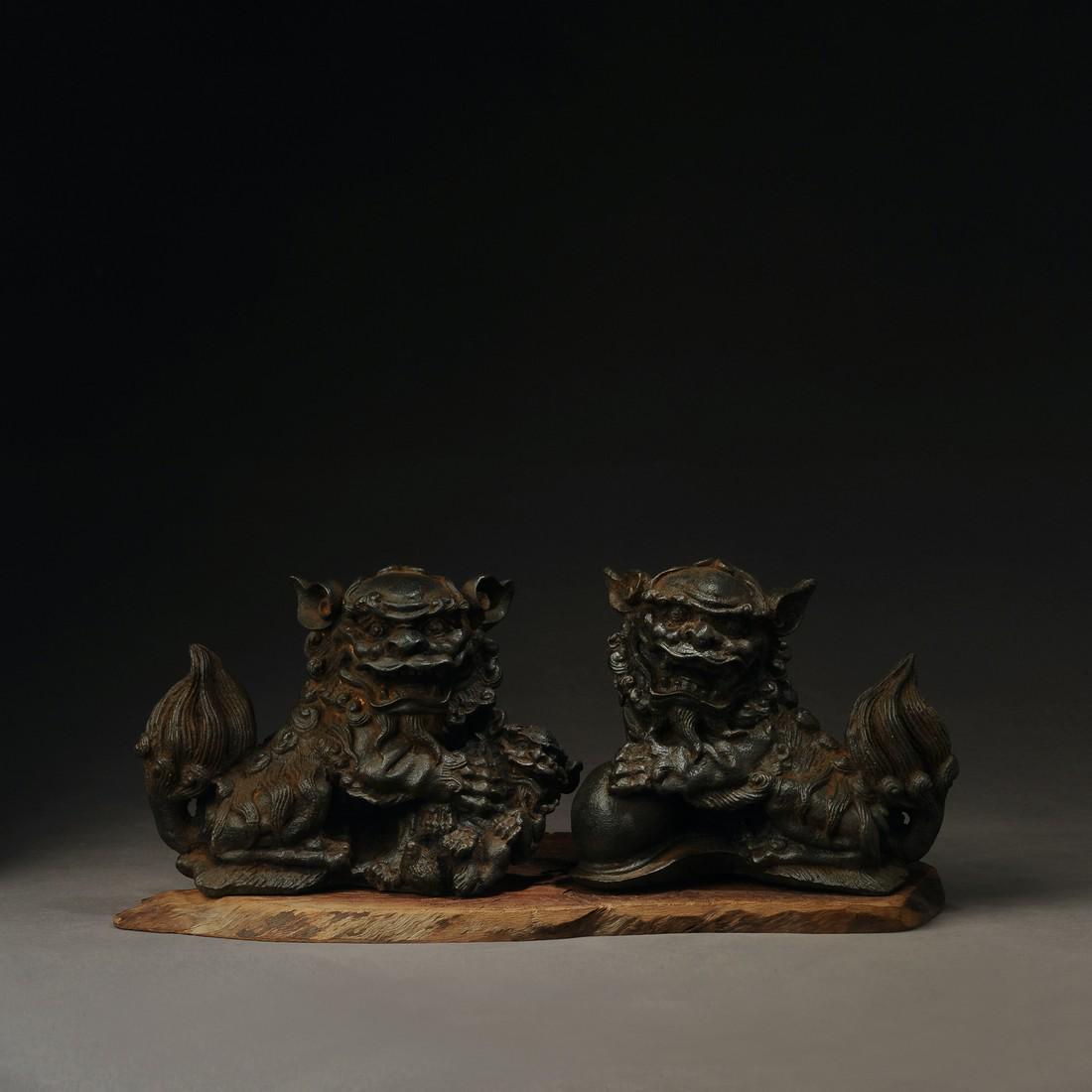 Pair of Japanese Meiji period cast iron lion sculptures: Title: Pair of Japanese Meiji period cast iron lion sculptures Origin: Asian private collection Date/Period: 20th Description: Size: about left 21x12x15/right 18x11x15 cm, cast iron lion sculpture, ha