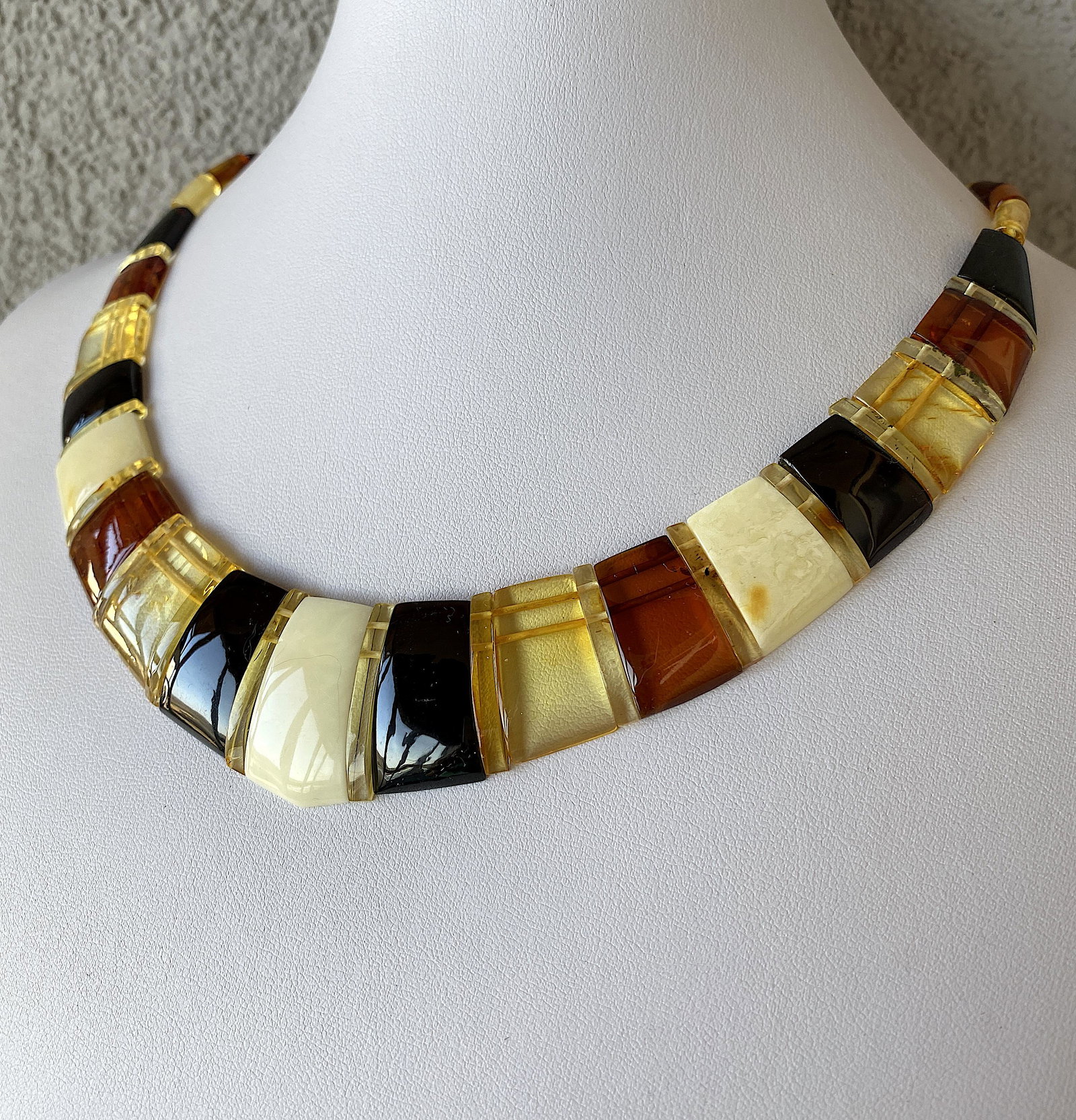 Magnificent Amber Cleopatra necklace: Title: Magnificent Amber Cleopatra necklace Metal: None Gemstones: Amber Weight: 23.8 g Size: Size: 470.0 x 27.0 x 5.8 mm Size: 18.504 x 1.063 x 0.228 inches Made of: Whole Stone Additional Informatio