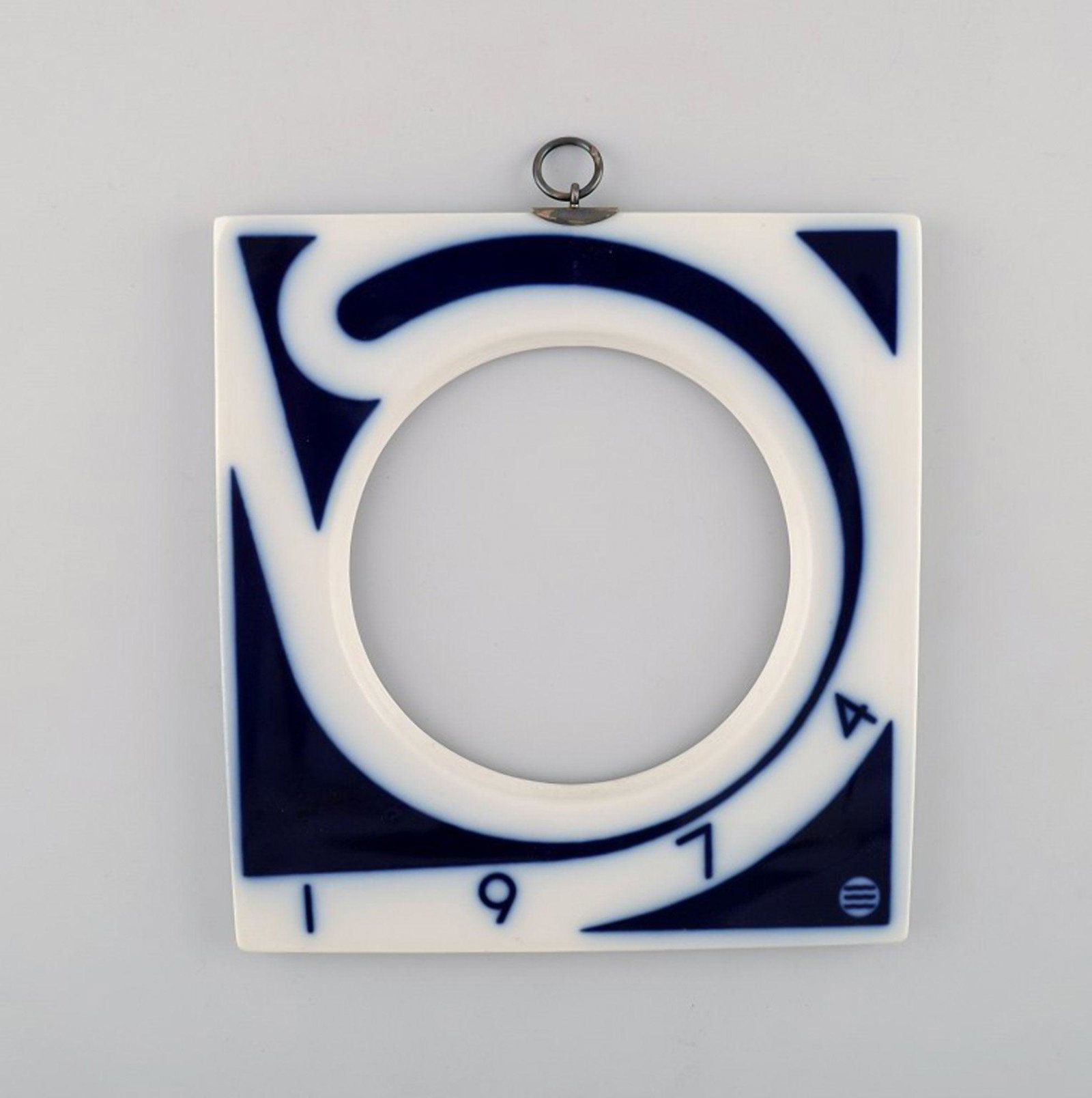 Royal Copenhagen annual frame from 1974 (large) with hanger in sterling silver by A. Michelsen.: Royal Copenhagen annual frame from 1974 (large) with hanger in sterling silver by A. Michelsen. Measures: 15 x 14 cm. In very good condition. 2nd factory quality. Reserve: $49.00 Shipping: Domestic: S