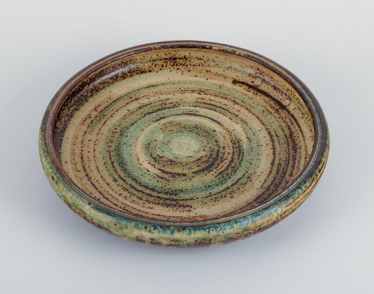 Carl Halier for Royal Copenhagen, bowl in stoneware with sung glaze.: Carl Halier for Royal Copenhagen, bowl in stoneware with sung glaze. Model number 21824. Marked. First factory quality. Dimensions: D 24.0 x H 4.5 cm. Reserve: $308.00 Shipping: Domestic: Shipping rat