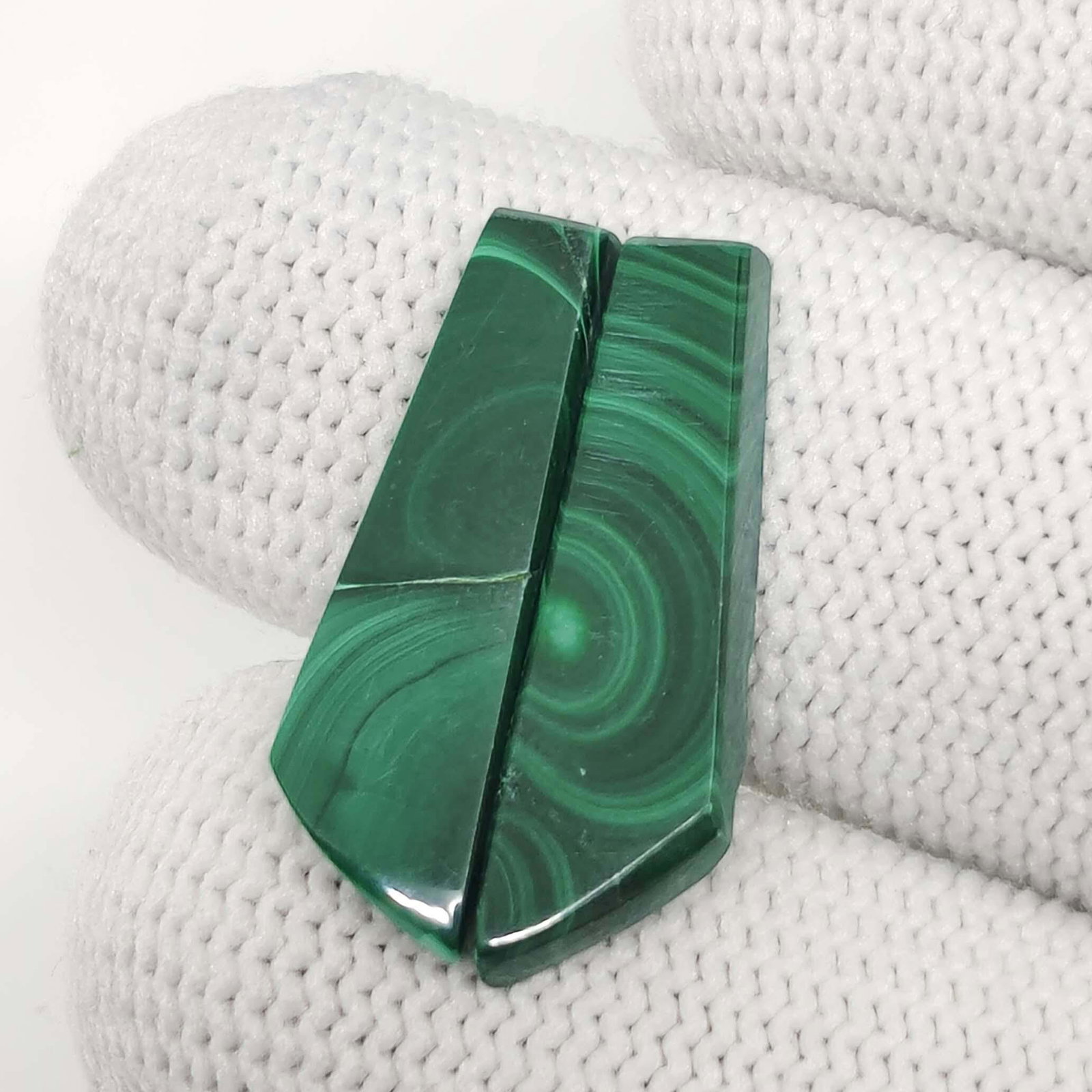 14.70 Ct Natural Malachite Earrings Pair: No Reserve! Title: 14.70 Ct Natural Malachite Earrings Pair Additional Information: Gemstones: Natural Malachite Carat Weights: 14.70 ct Size/Dimensions: 24 X 7 mm Materials & Techniques: Malachite Sh