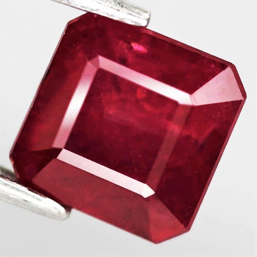 1,41 cts Natural Blood Red Scissor Cut Ruby (1 of 2)