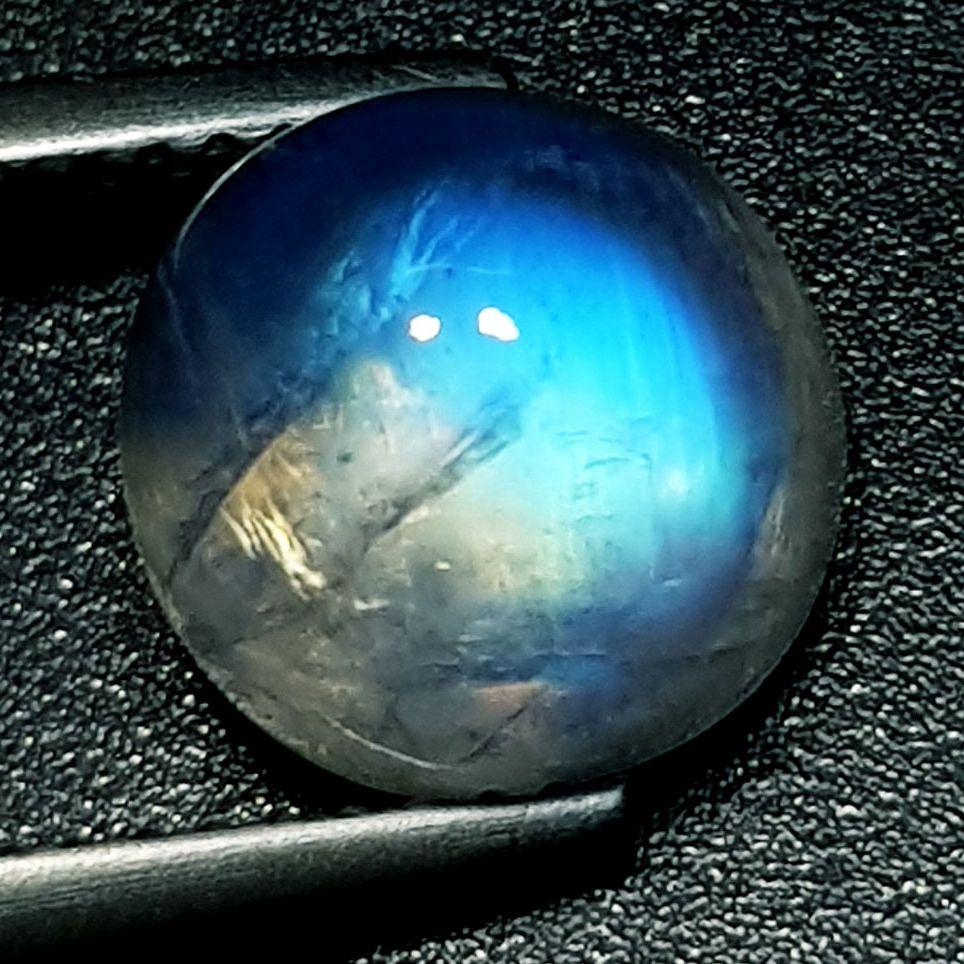 4.12 ctz" Rare & Stunning Gem" Natural Moonstone: No Reserve! Title: 4.12 ctz" Rare & Stunning Gem" Natural Moonstone Color/Clarity: White / VVS Gemstones: Moonstone Cat's Eye Carat Weights: 4.12 Size/Dimensions: 9.00 x 9.00 x 6.30 Additional Informa