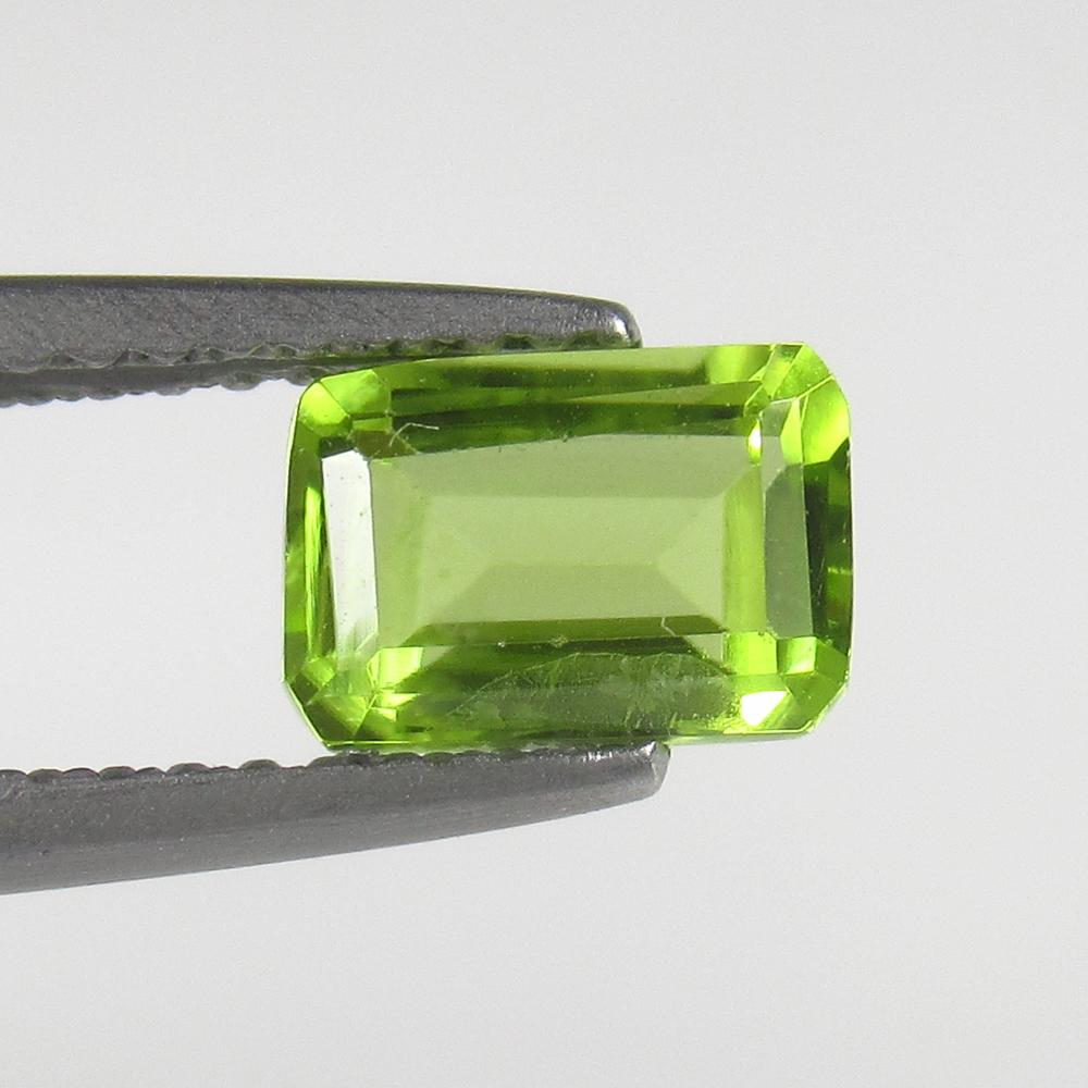Natural Green Peridot - 1.15 Ct: No Reserve! Title: Natural Green Peridot - 1.15 Ct Origin: Pakistan Weight: 1.15 Size/Dimensions: 7.0 x 5.0 x 3.5 mm Additional Information: Pieces : 1 No's / Shape : Octagon Cut / Color : Green / Cla