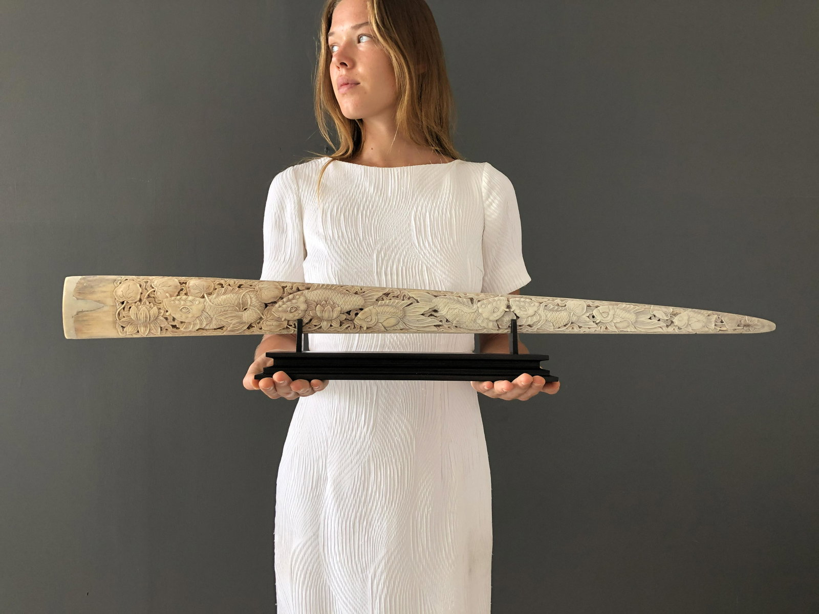 Stunning swordfish tusk with hand engraved Japanese koi: Title: Stunning swordfish tusk with hand engraved Japanese koi Maker: Unknown Origin: Indonesia Date/Period: 2022 Materials: Xiphias Gladius, Bone, Wood Dimensions:Length 88 cm / 34.6 inches Descripti