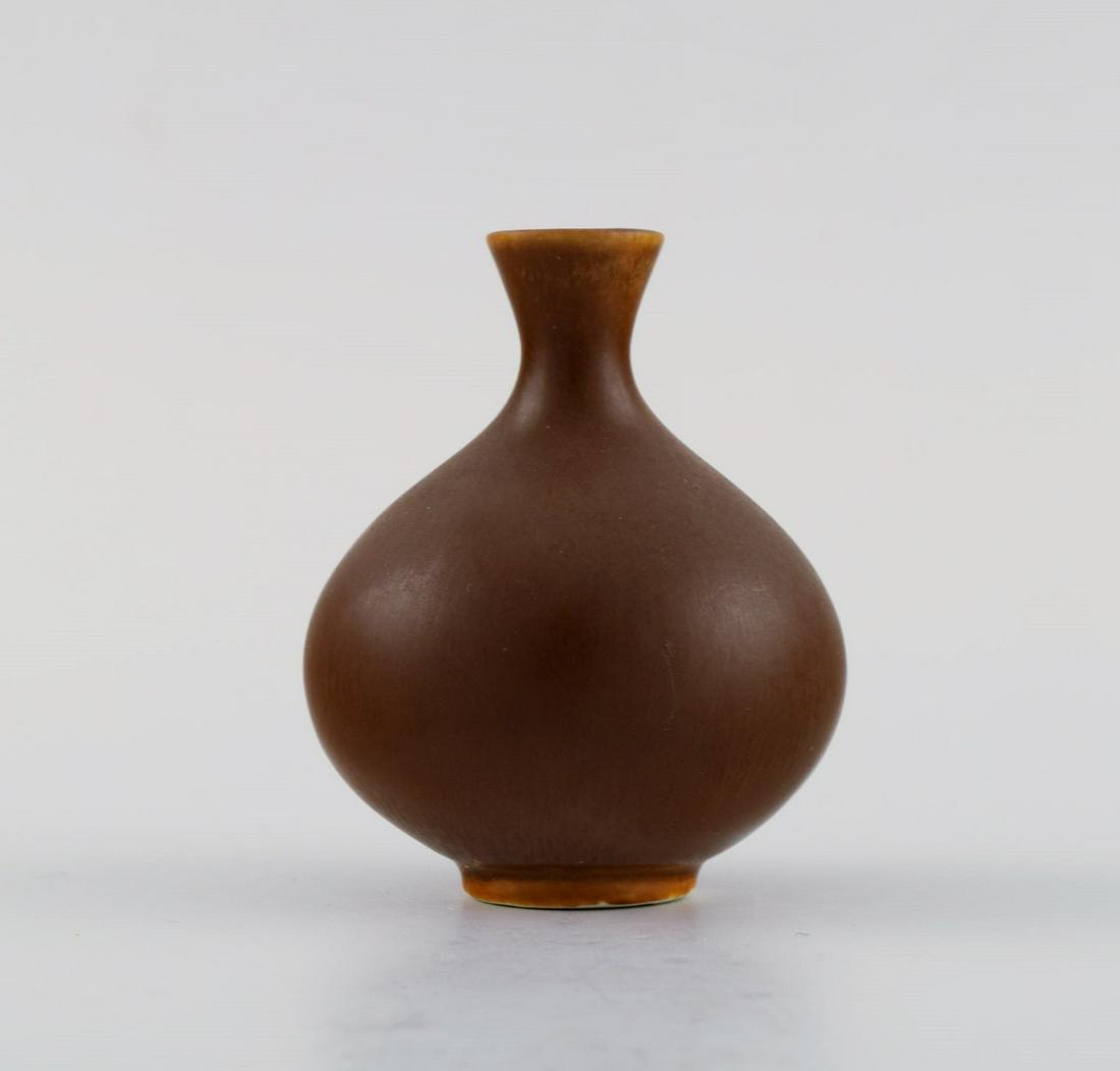 Berndt Friberg (1899-1981) for Gustavsberg Studiohand. Vase in glazed ceramics. Beautiful glaze in: Berndt Friberg (1899-1981) for Gustavsberg Studiohand. Vase in glazed ceramics. Beautiful glaze in brown shades. 1960s. Measures: 8 x 6.5 cm. In excellent condition. Sticker. Reserve: $170.00 Shipping