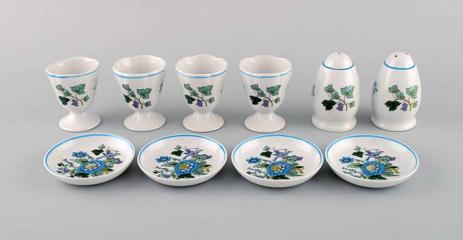 Spode, England. Four Mulberry egg cups, caviar bowls and salt / pepper shaker in hand-painted: Spode, England. Four Mulberry egg cups, caviar bowls and salt / pepper shaker in hand-painted porcelain. 1960s / 70s. Egg cup measures: 6 x 5 cm. The salt shaker measures: 7 x 4.7 cm. The caviar bowl