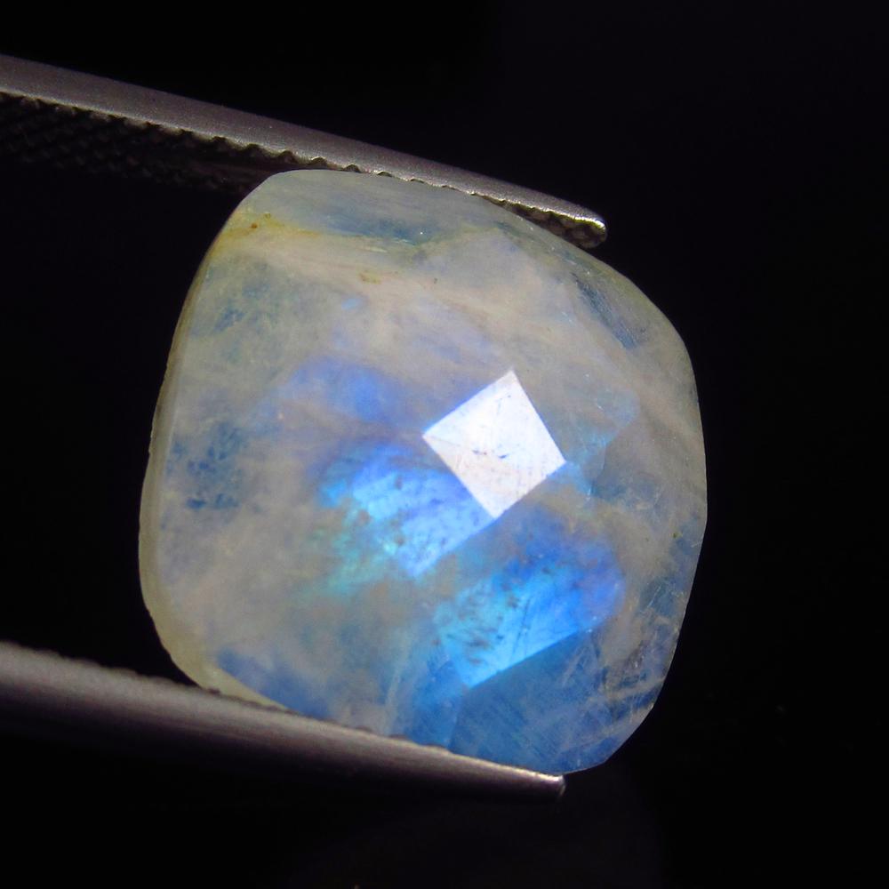 Natural Blue Moonstone - 7.91 Ct: No Reserve! Title: Natural Blue Moonstone - 7.91 Ct Origin: India Weight: 7.91 Size/Dimensions: 14.2 x 14.2 x 4.5 mm Additional Information: Pieces : 1 No's / Shape : Cushion Cut / Color : Blue Tint /