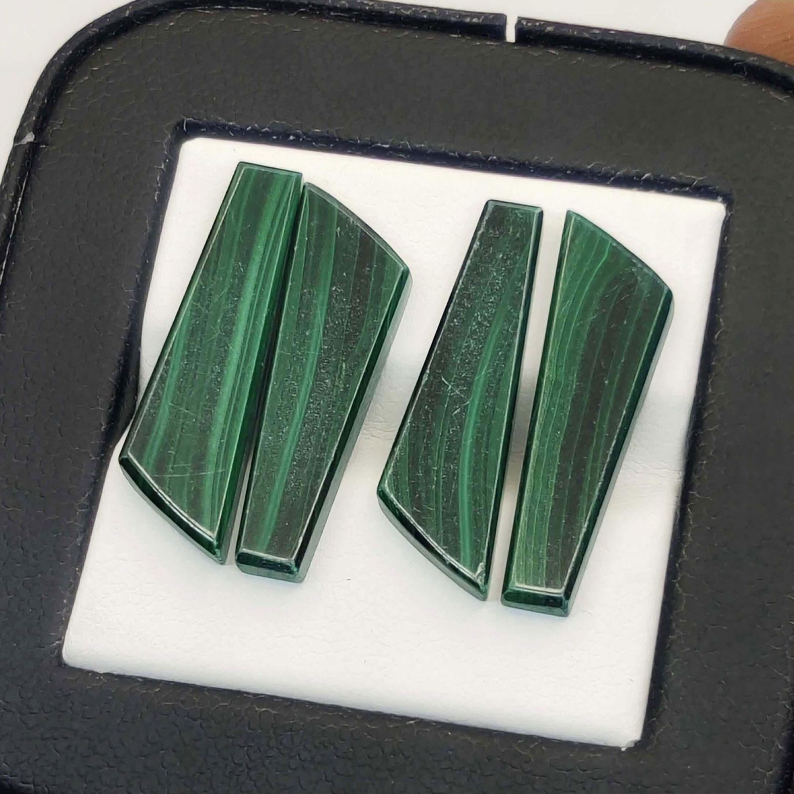 26.90 Ct Natural Malachite Earrings Pairs: No Reserve! Title: 26.90 Ct Natural Malachite Earrings Pairs Additional Information: Gemstones: Natural Malachite Carat Weights: 26.90 ct Size/Dimensions: 24 X 7 mm Materials: & Techniques Malachite S