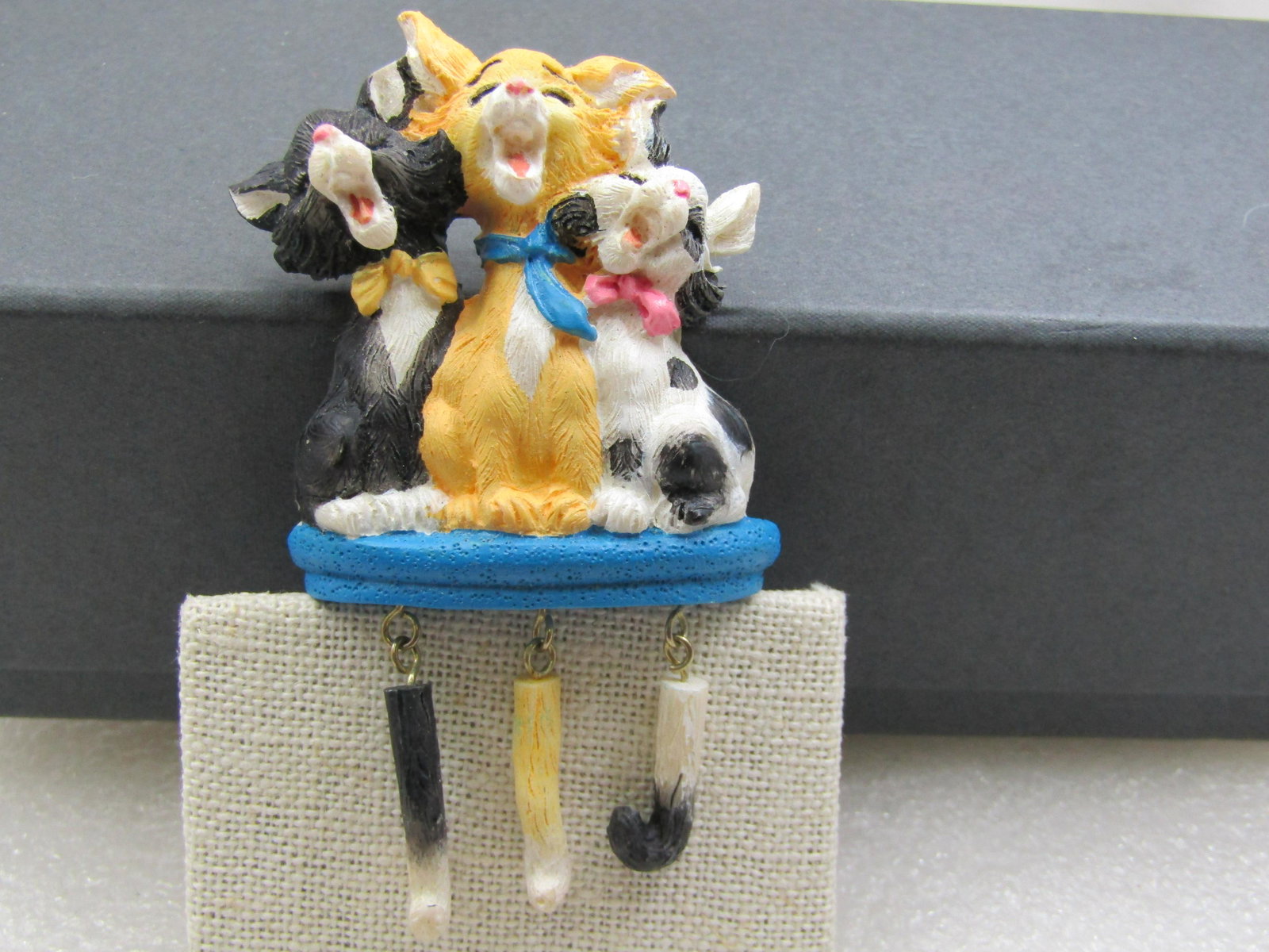 Vintage Three Meowing Cats with Dangling Tails Brooch, 3.25" Tall (1 of 6)